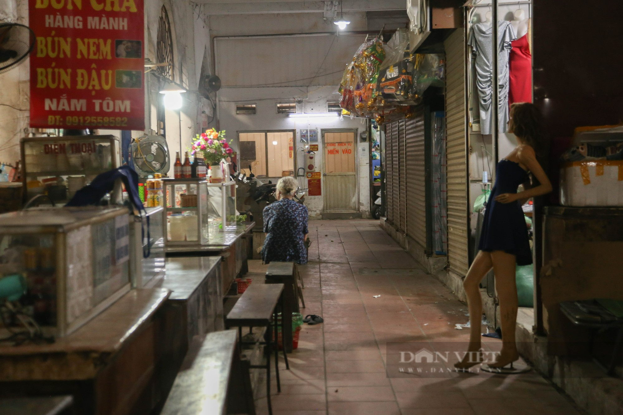 Nhiều chợ truyền thống ở Hà Nội ế ẩm, xuống cấp - Ảnh 11.