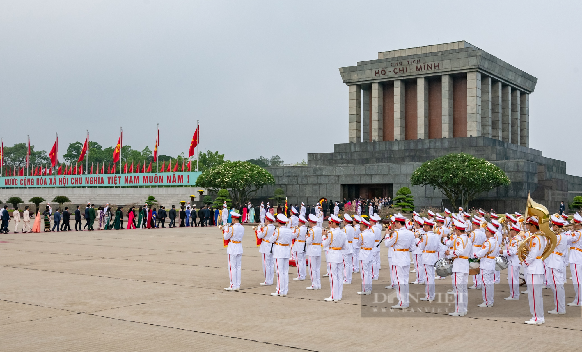 Lãnh đạo Đảng, Nhà nước viếng lăng Bác trước giờ Quốc hội khai mạc Kỳ họp 5 - Ảnh 1.