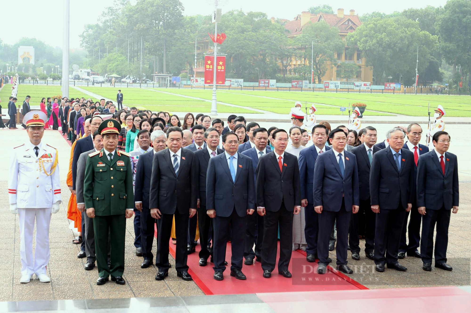 Lãnh đạo Đảng, Nhà nước viếng lăng Bác trước giờ Quốc hội khai mạc Kỳ họp 5 - Ảnh 3.