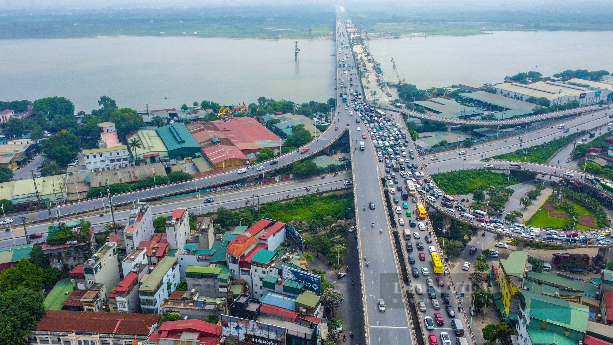 Công nhân đội nắng thi công trên &quot;chảo lửa&quot; cầu Vĩnh Tuy giai đoạn 2 - Ảnh 1.