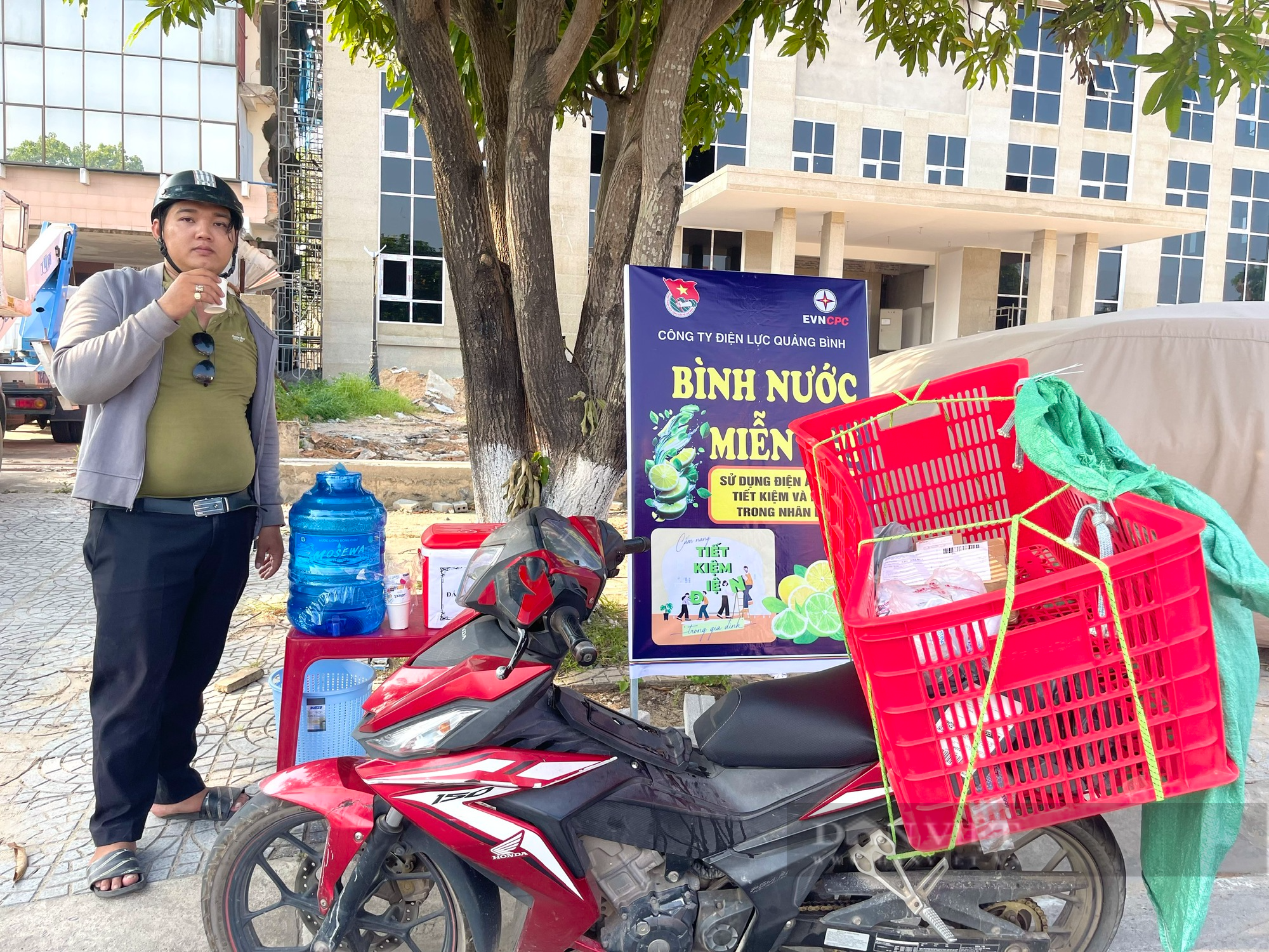 Nắng nóng ở Quảng Bình: Điểm cấp nước uống miễn phí giúp người dân đã cơn khát, giải nhiệt trong ngày hè oi ả - Ảnh 3.