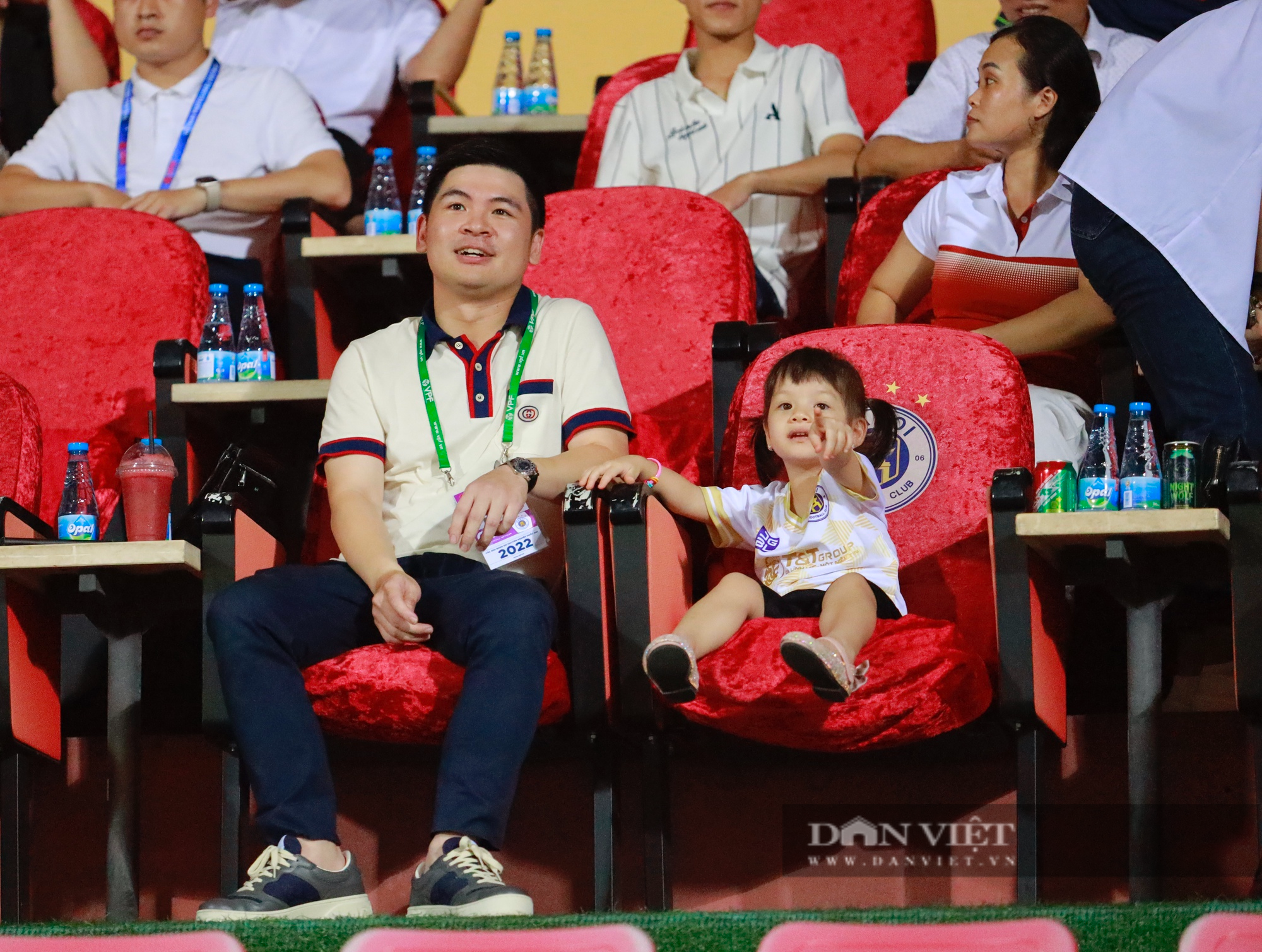 Chủ tịch Đỗ Quang Vinh âu yếm cháu gái trên khán đài Hàng Đẫy - Ảnh 1.