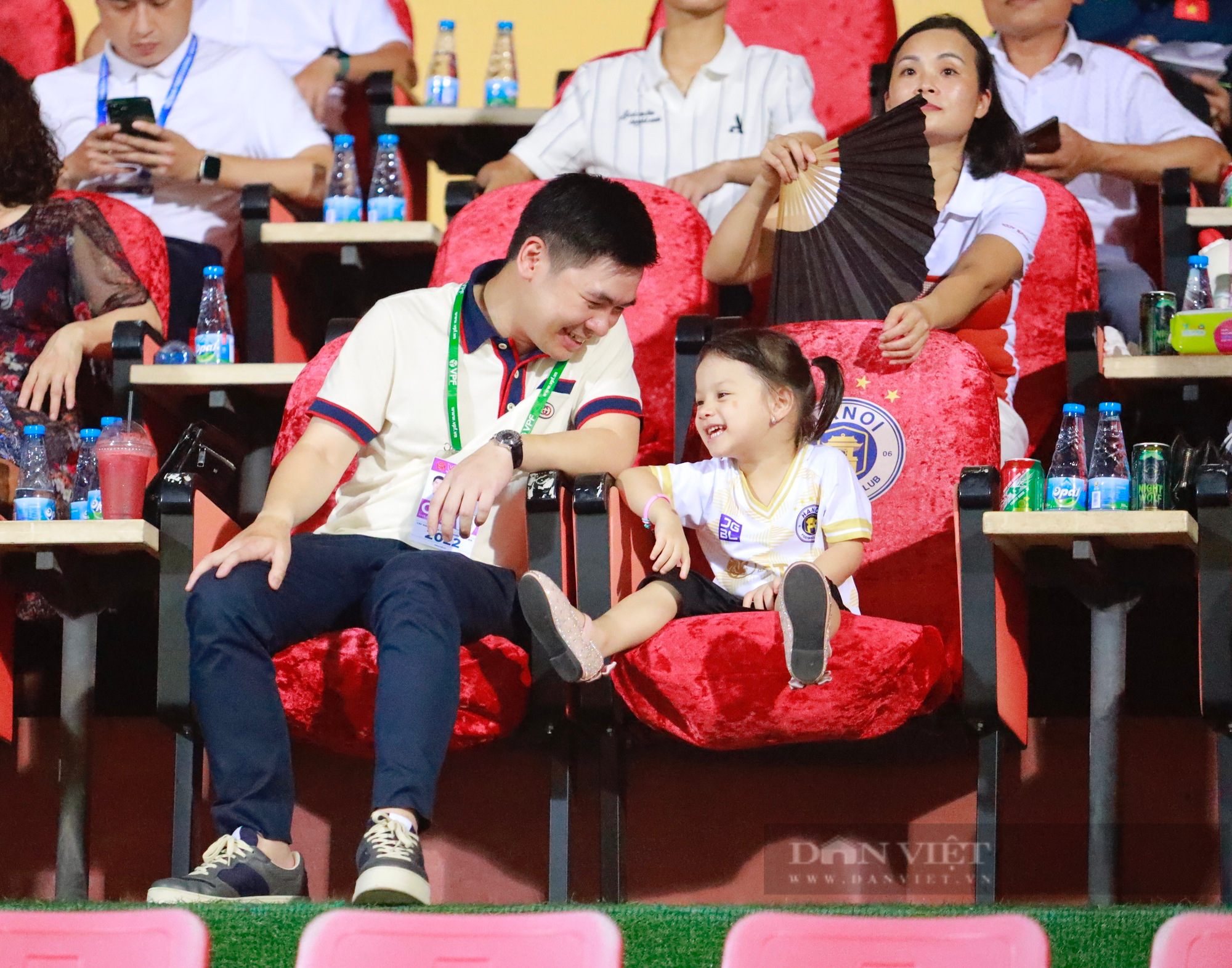 Chủ tịch Đỗ Quang Vinh âu yếm cháu gái trên khán đài Hàng Đẫy - Ảnh 2.