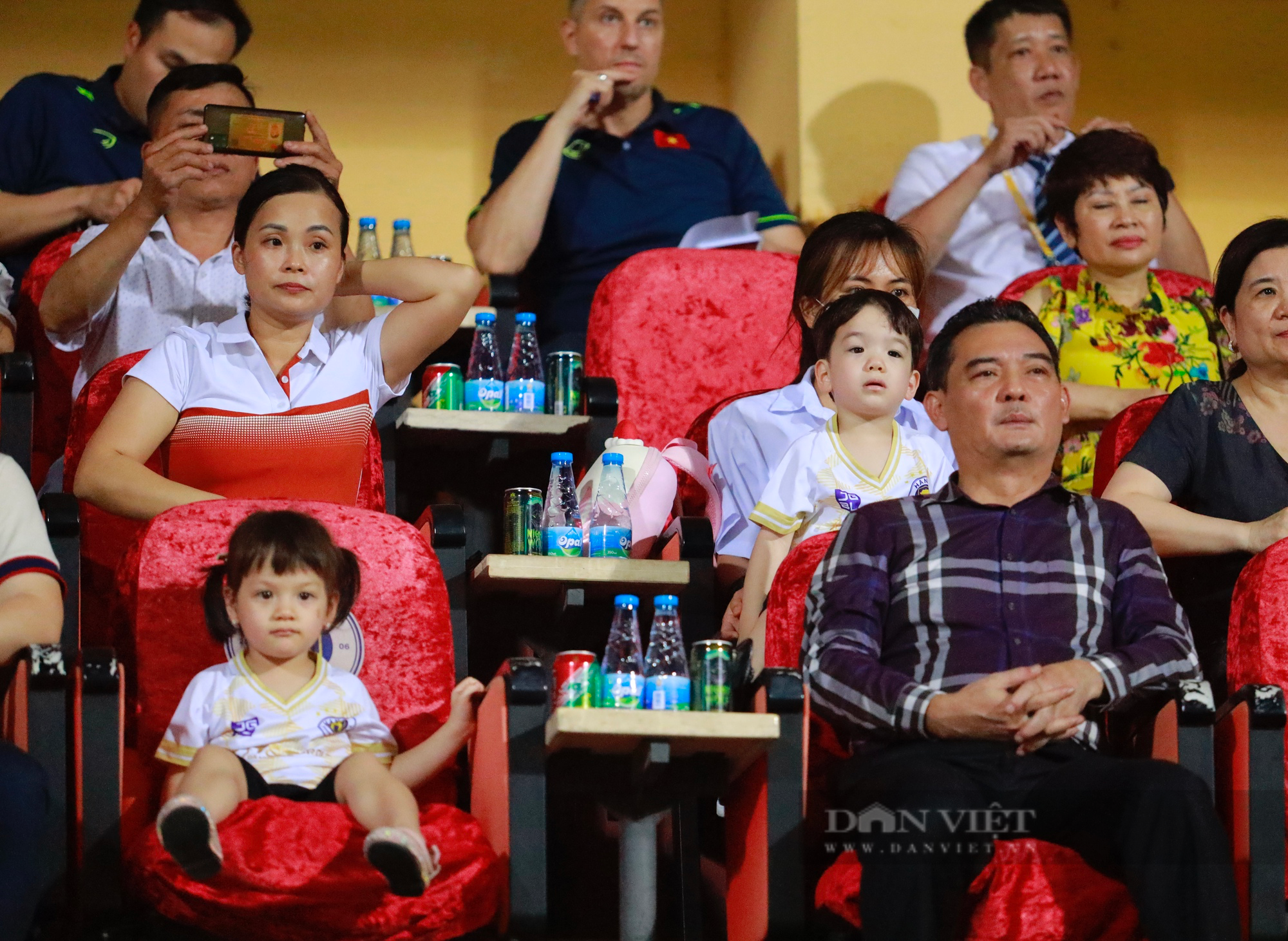 Chủ tịch Đỗ Quang Vinh âu yếm cháu gái trên khán đài Hàng Đẫy - Ảnh 3.