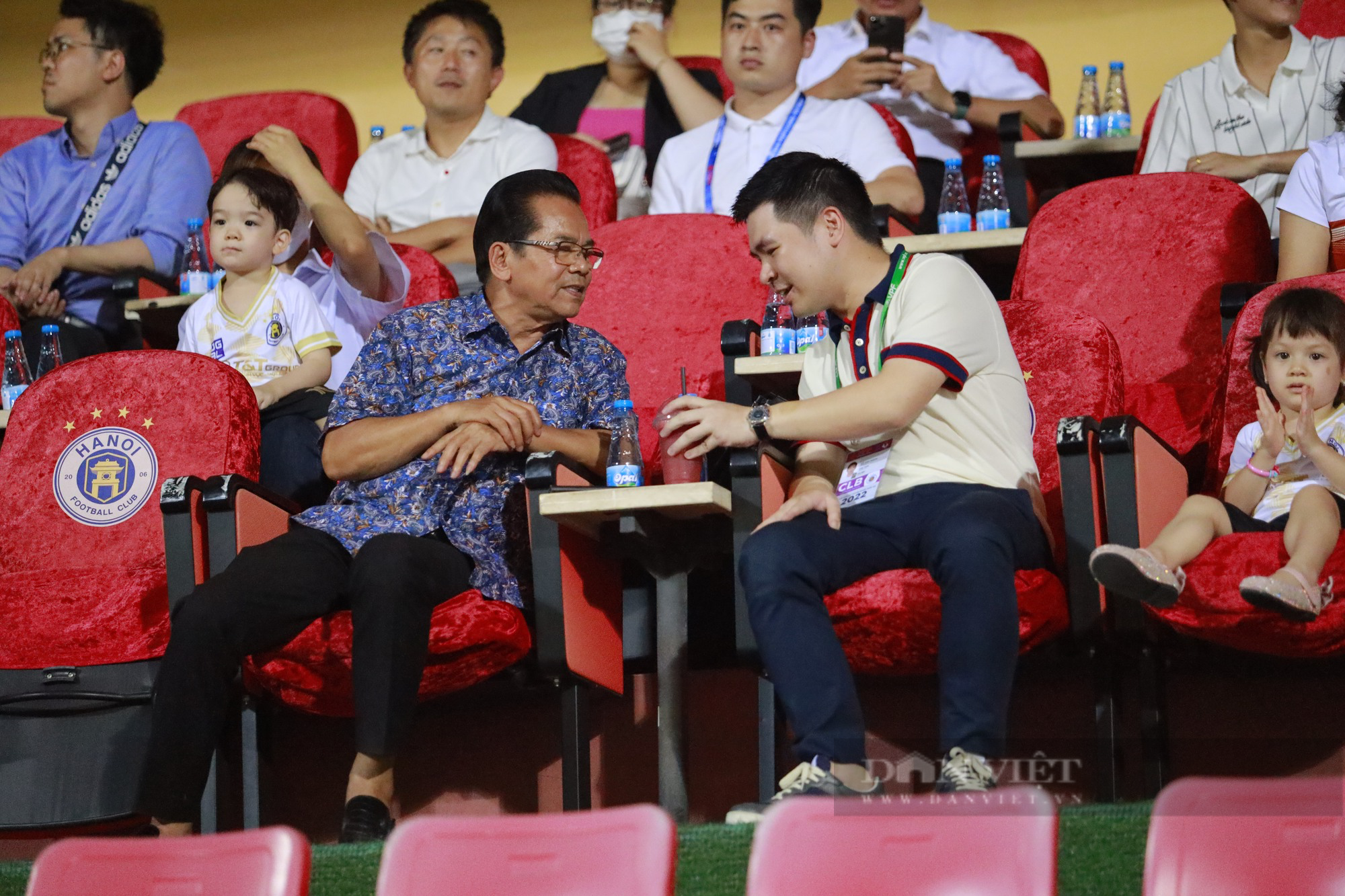 Chủ tịch Đỗ Quang Vinh âu yếm cháu gái trên khán đài Hàng Đẫy - Ảnh 7.
