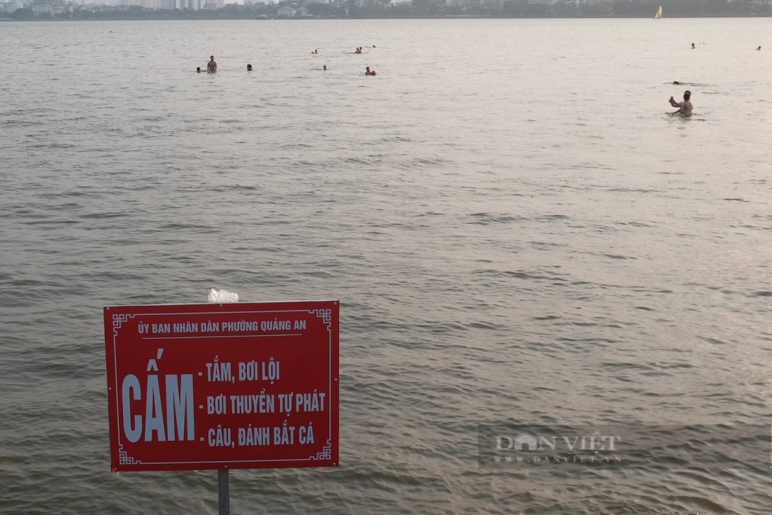 Bất chấp biển cảnh báo, người dân tắm “giải nhiệt” ở hồ Tây - Ảnh 3.
