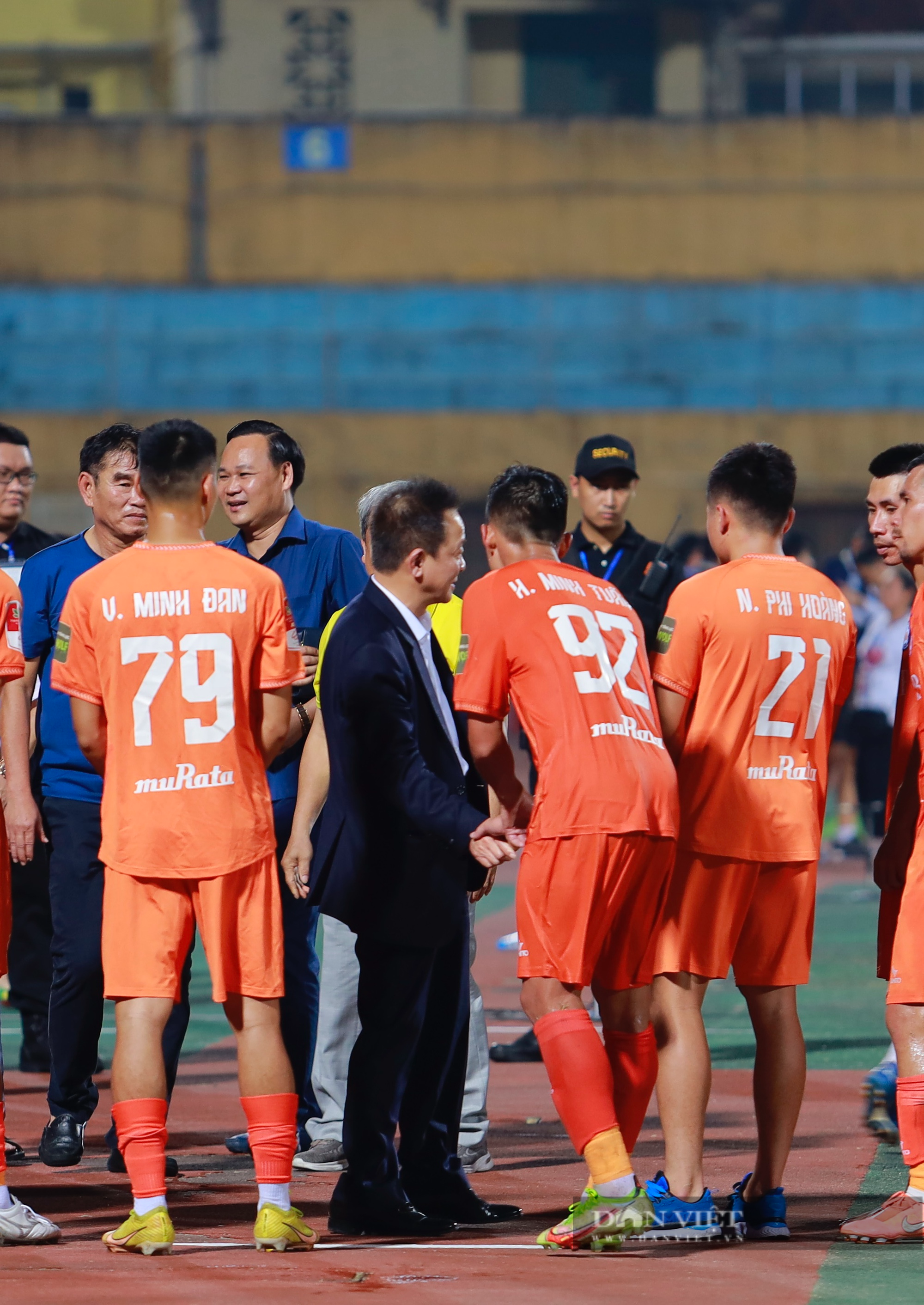 Bầu Hiển động viên CLB SHB Đà Nẵng sau trận thua Hà Nội FC - Ảnh 2.