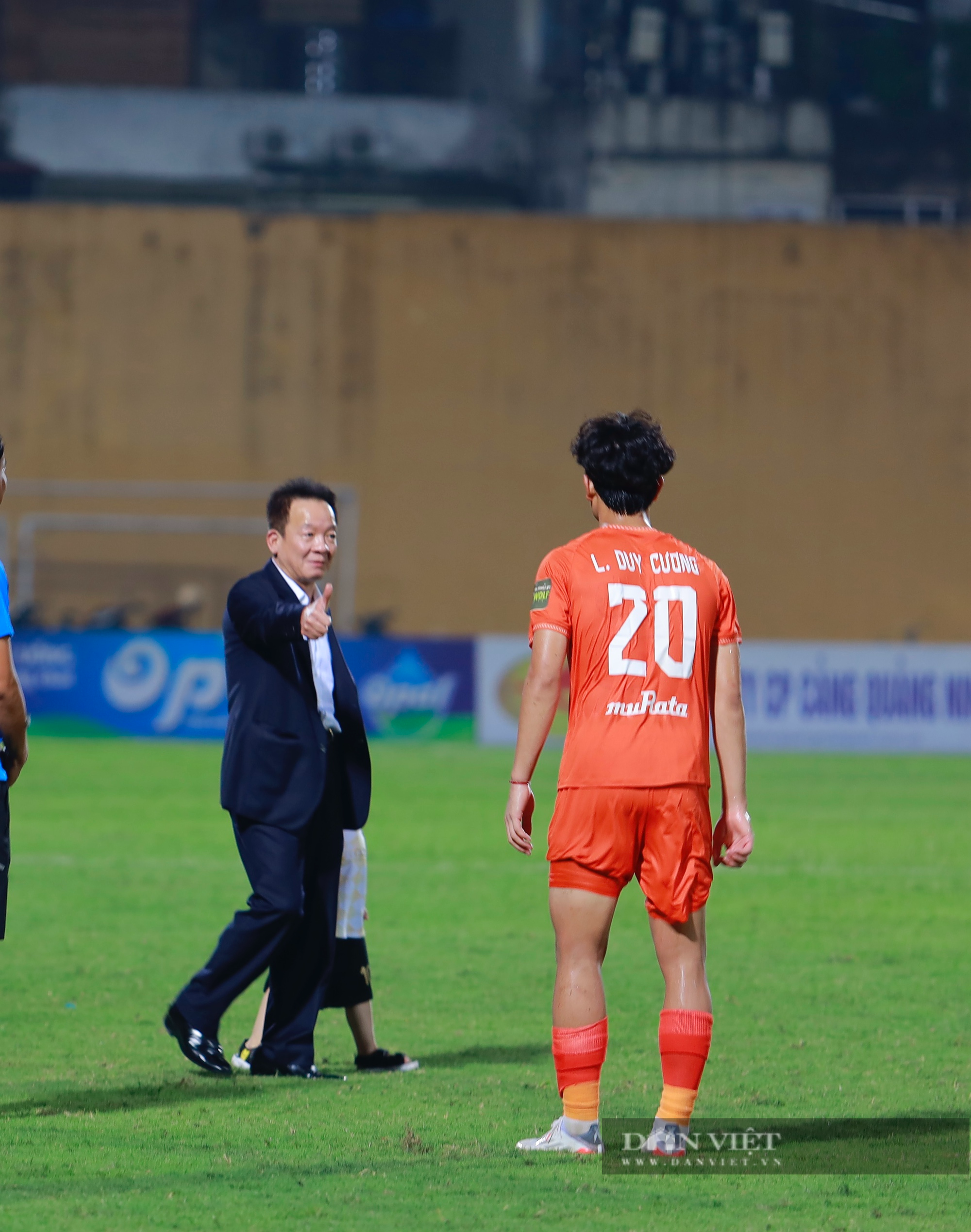 Bầu Hiển động viên CLB SHB Đà Nẵng sau trận thua Hà Nội FC - Ảnh 3.