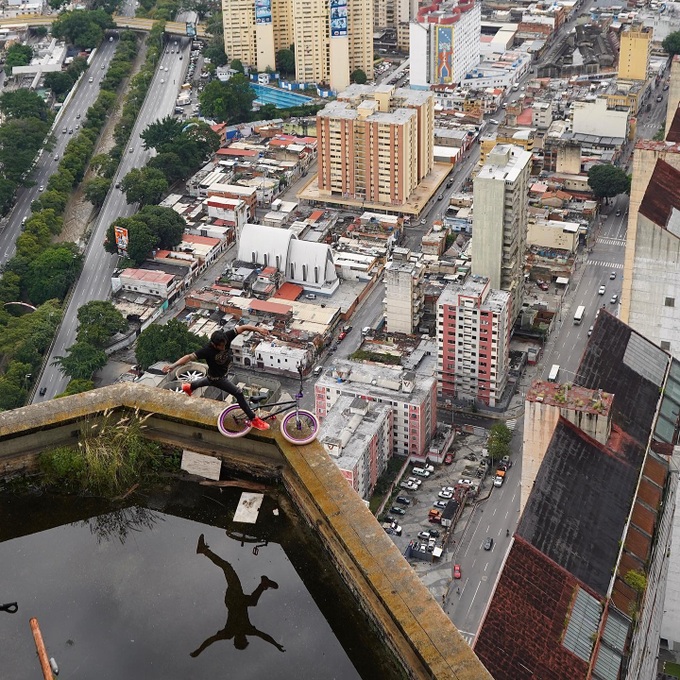 Không sợ chết, &quot;người nhện Venezuela&quot; đu một tay trên nóc nhà chọc trời - Ảnh 2.