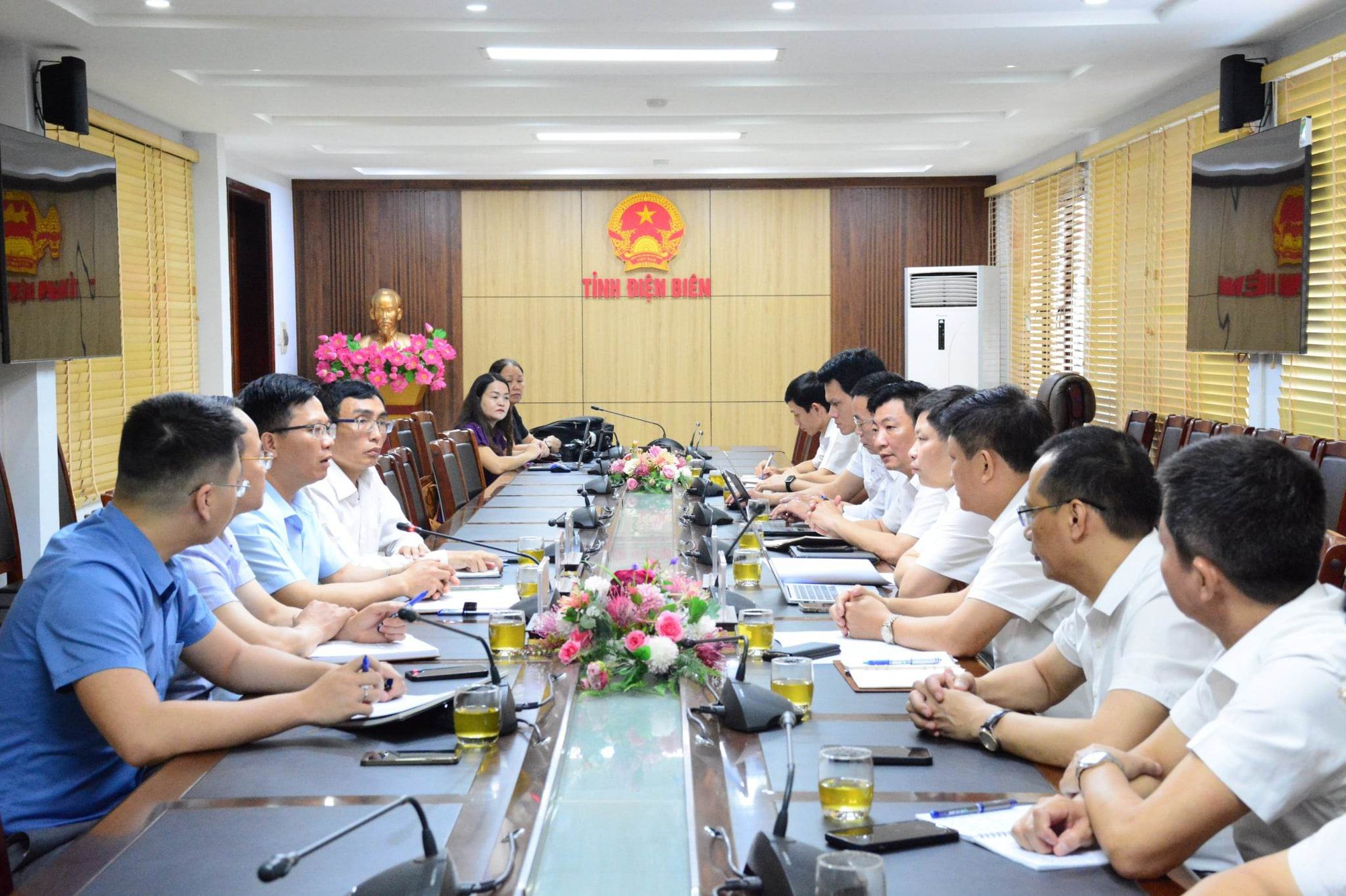 Tổng công ty Điện lực miền Bắc làm việc với lãnh đạo UBND tỉnh Điện Biên - Ảnh 1.