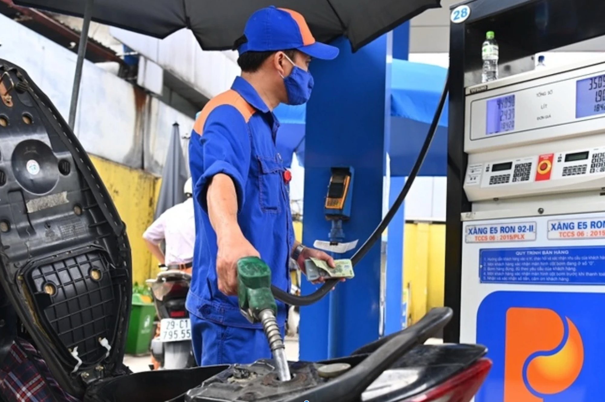 Giá xăng dầu tăng giá đồng loạt, cao nhất 490 đồng/ lít - Ảnh 1.