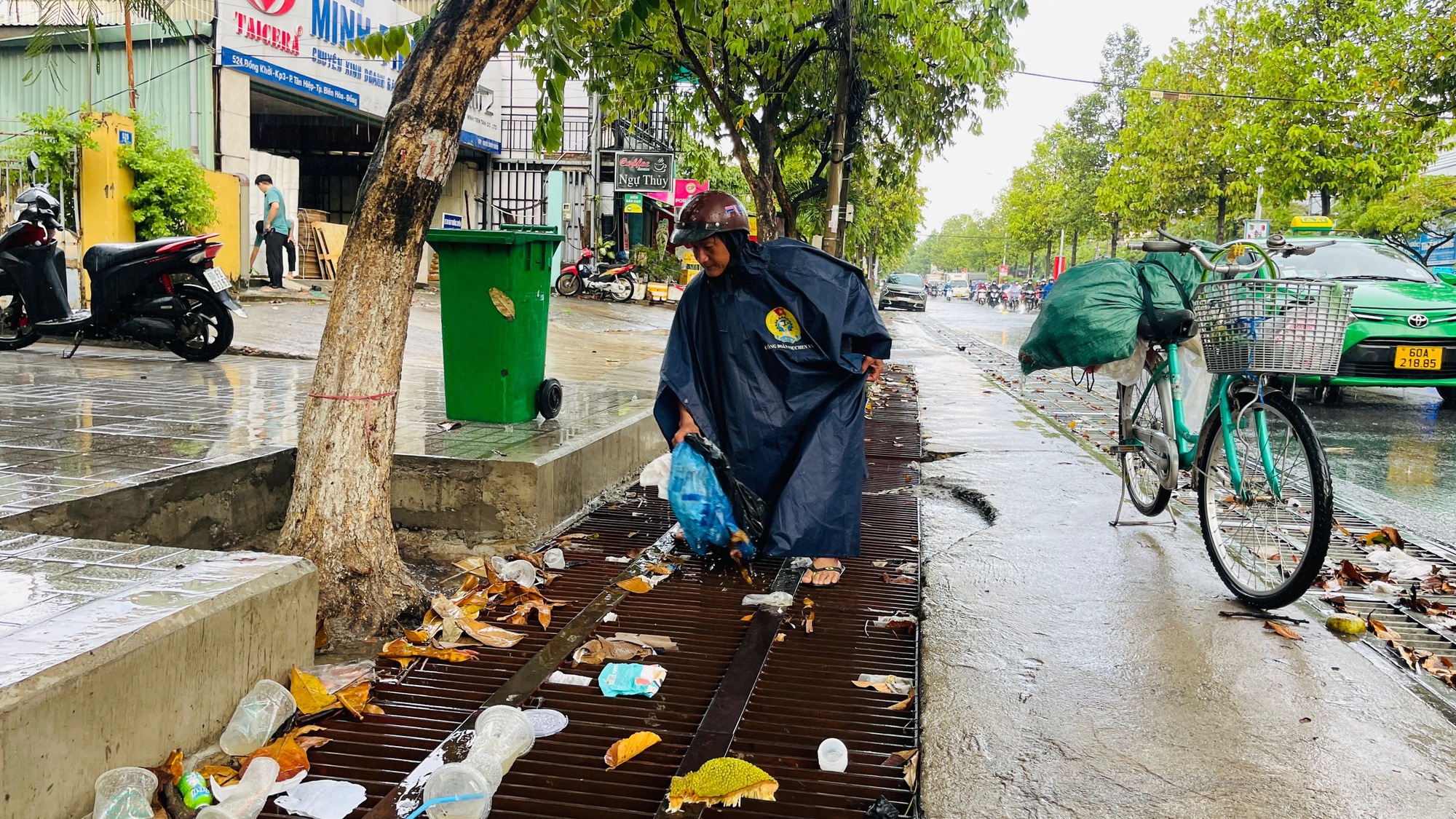 Đồng Nai liên tục mưa lớn, người dân khổ sở vừa kẹt xe, vừa lội nước ngập về nhà - Ảnh 4.