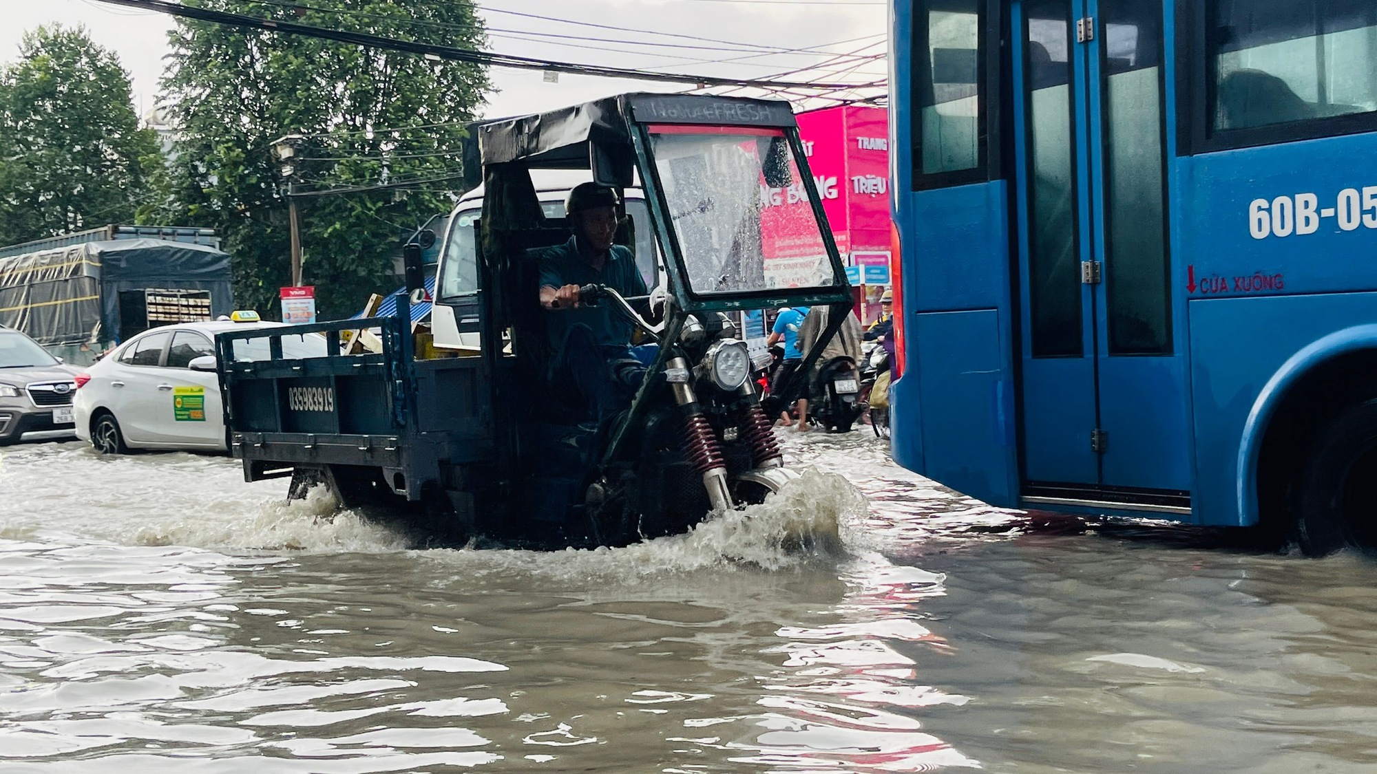 Đồng Nai liên tục mưa lớn, người dân khổ sở vừa kẹt xe, vừa lội nước ngập về nhà - Ảnh 2.