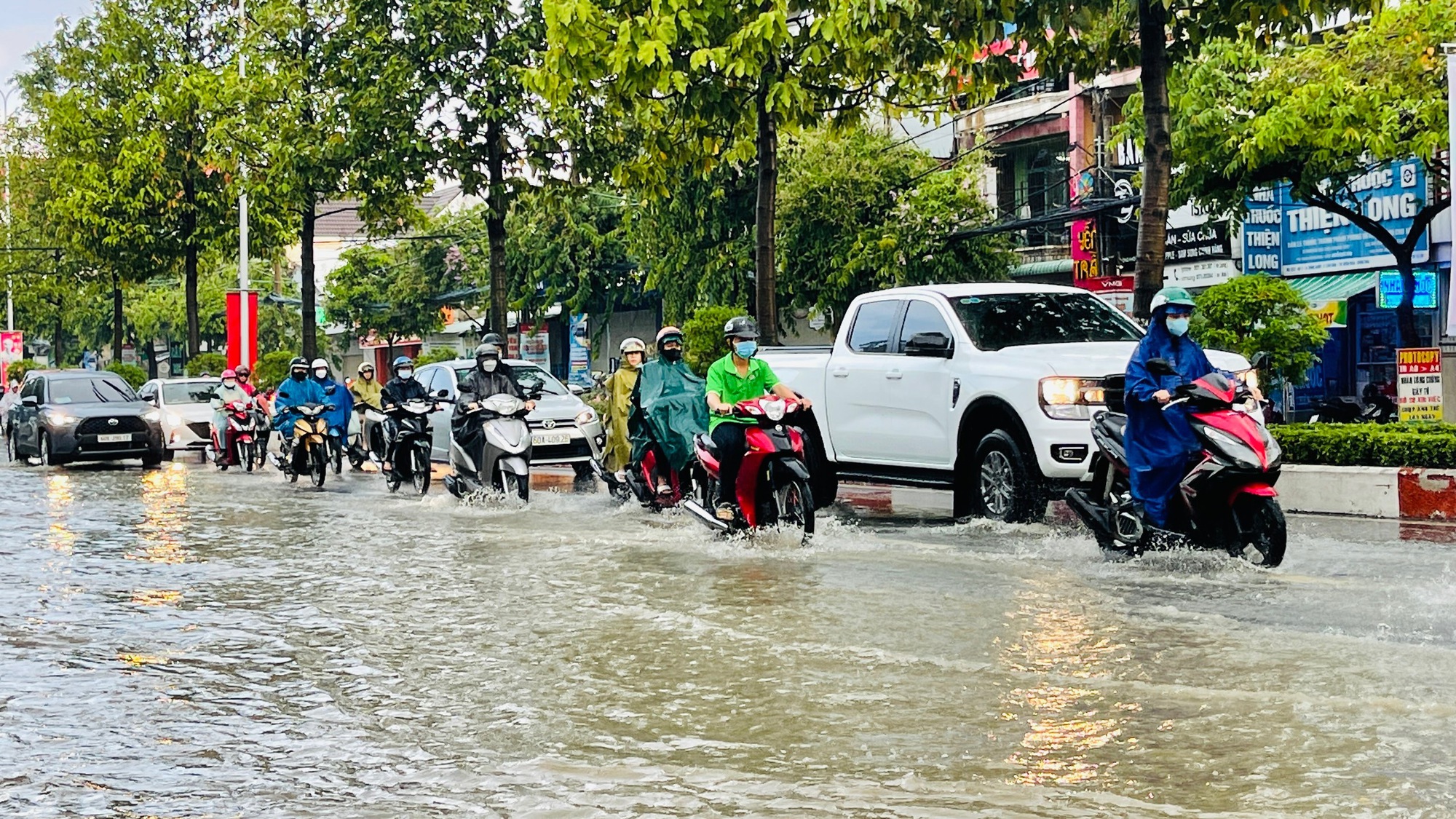 Đồng Nai liên tục mưa lớn, người dân khổ sở vừa kẹt xe, vừa lội nước ngập về nhà - Ảnh 3.