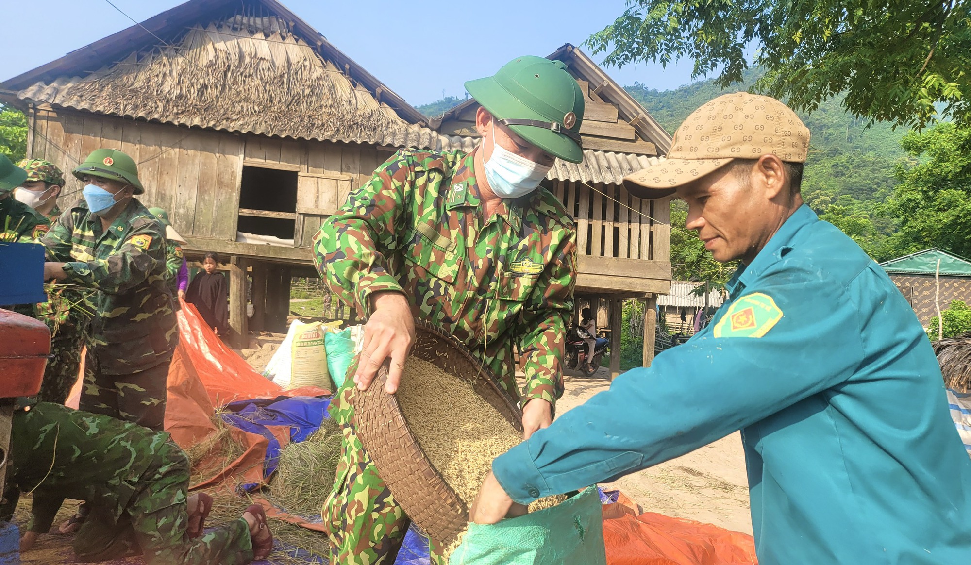 Quảng Bình: Bộ đội Biên phòng giúp dân bản gặt lúa dưới cái nắng &quot;như đổ lửa&quot; - Ảnh 6.