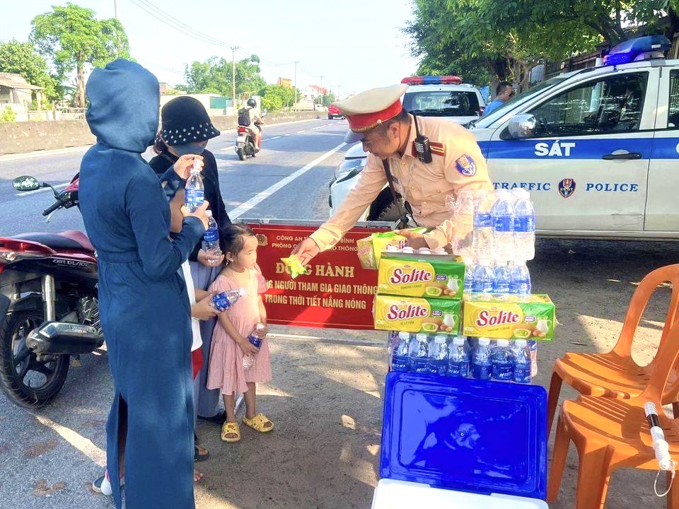Nắng nóng ở Quảng Bình: Điểm cấp nước uống miễn phí giúp người dân đã cơn khát, giải nhiệt trong ngày hè oi ả - Ảnh 4.