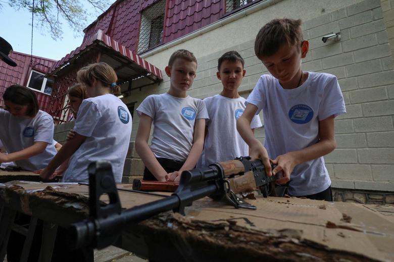 Giờ học quân sự ngoại khóa của trẻ em tại Crimea - Ảnh 2.