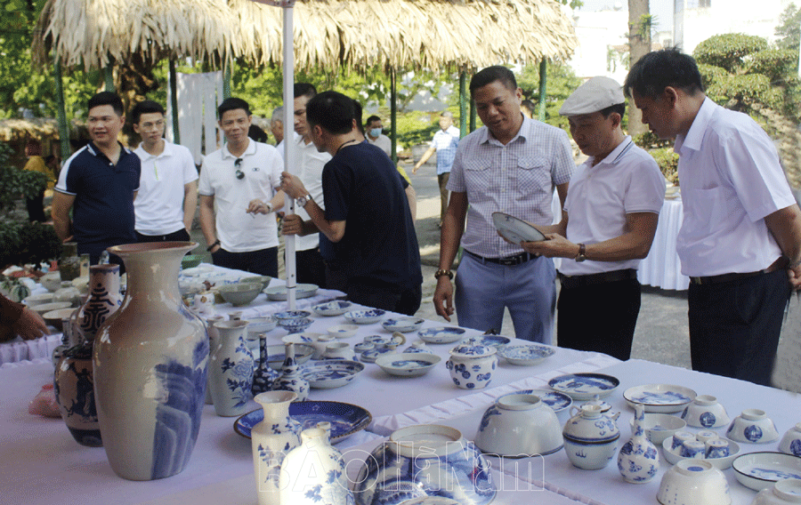 Hà Nam trưng bày bảo vật Quốc gia và cổ vật, có bia đá khắc thông tin quý hiếm về vua Lý Nhân Tông - Ảnh 1.