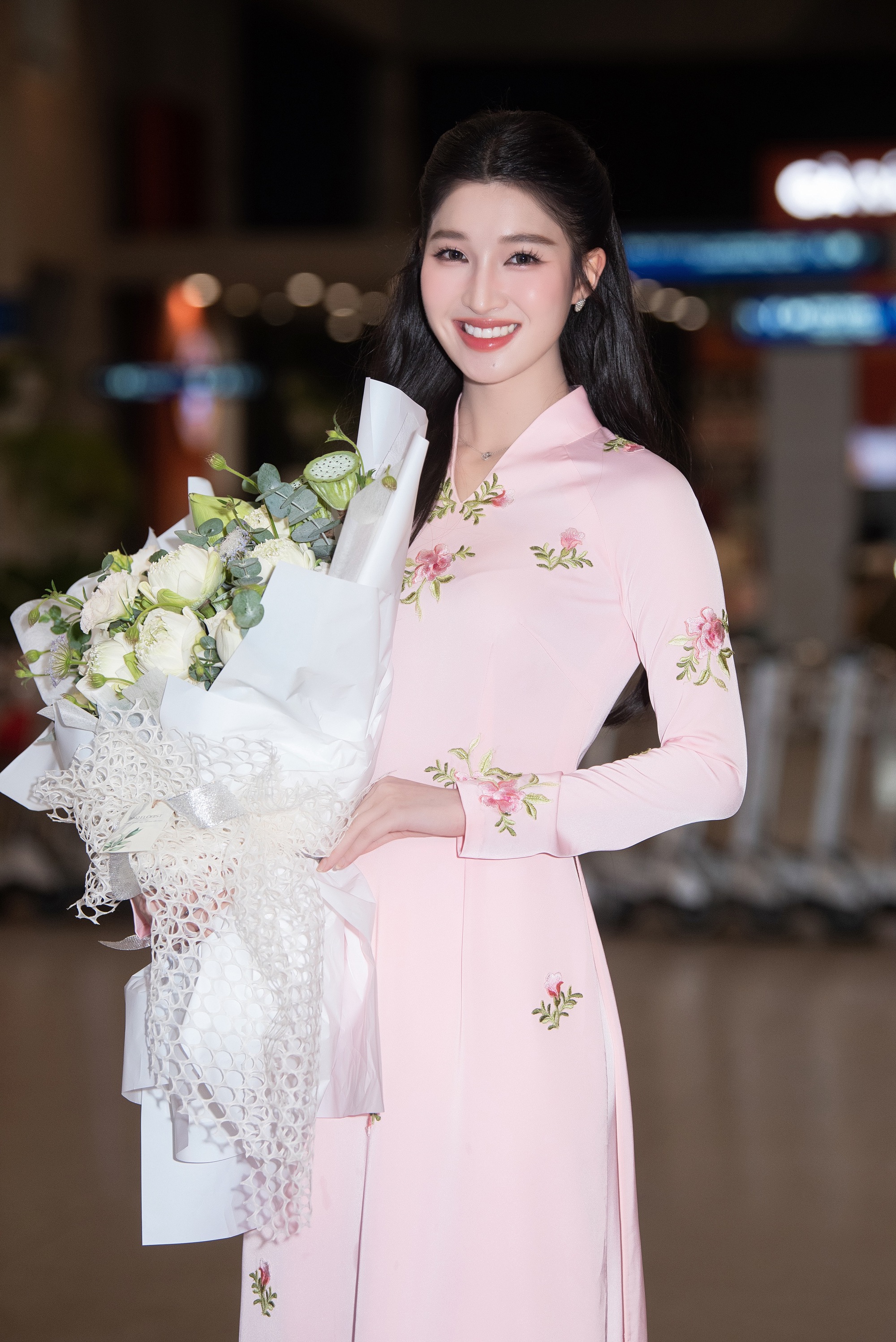 Đương kim Hoa hậu Quốc tế xinh đẹp như búp bê, &quot;đọ sắc&quot; với Á hậu Phương Nhi khi vừa đến Việt Nam - Ảnh 7.