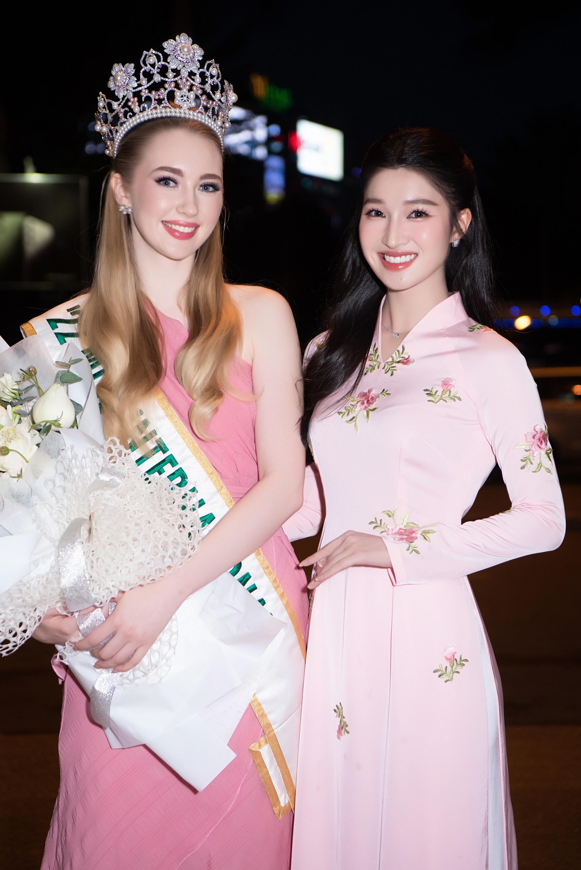Đương kim Hoa hậu Quốc tế xinh đẹp như búp bê, &quot;đọ sắc&quot; với Á hậu Phương Nhi khi vừa đến Việt Nam - Ảnh 3.