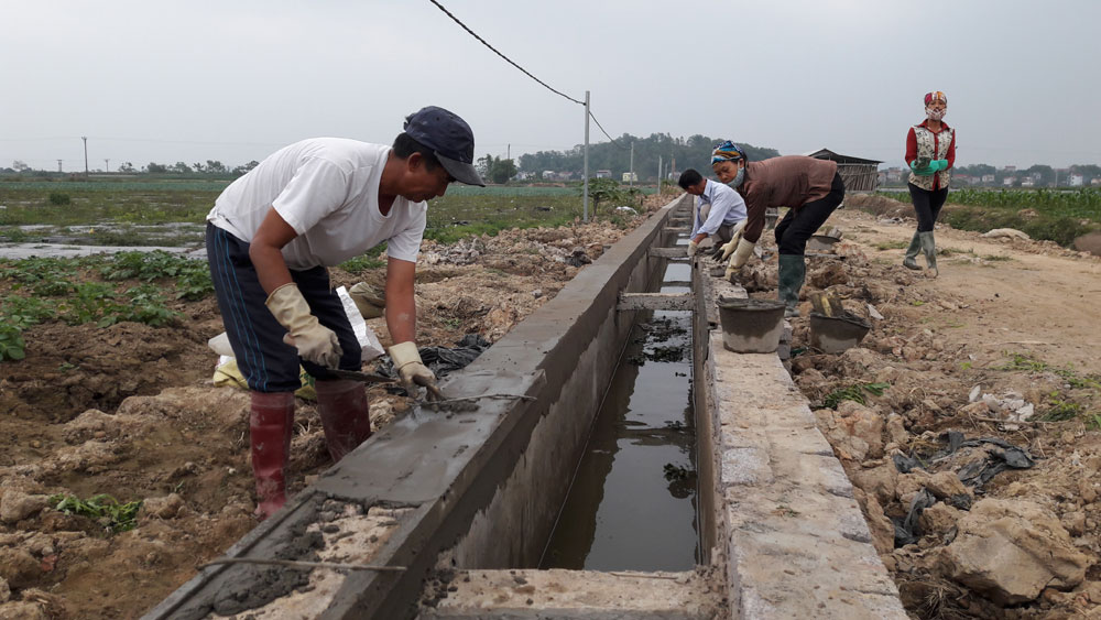 Người dân tham gia giám sát công việc của thôn xã bằng cách nào? - Ảnh 1.