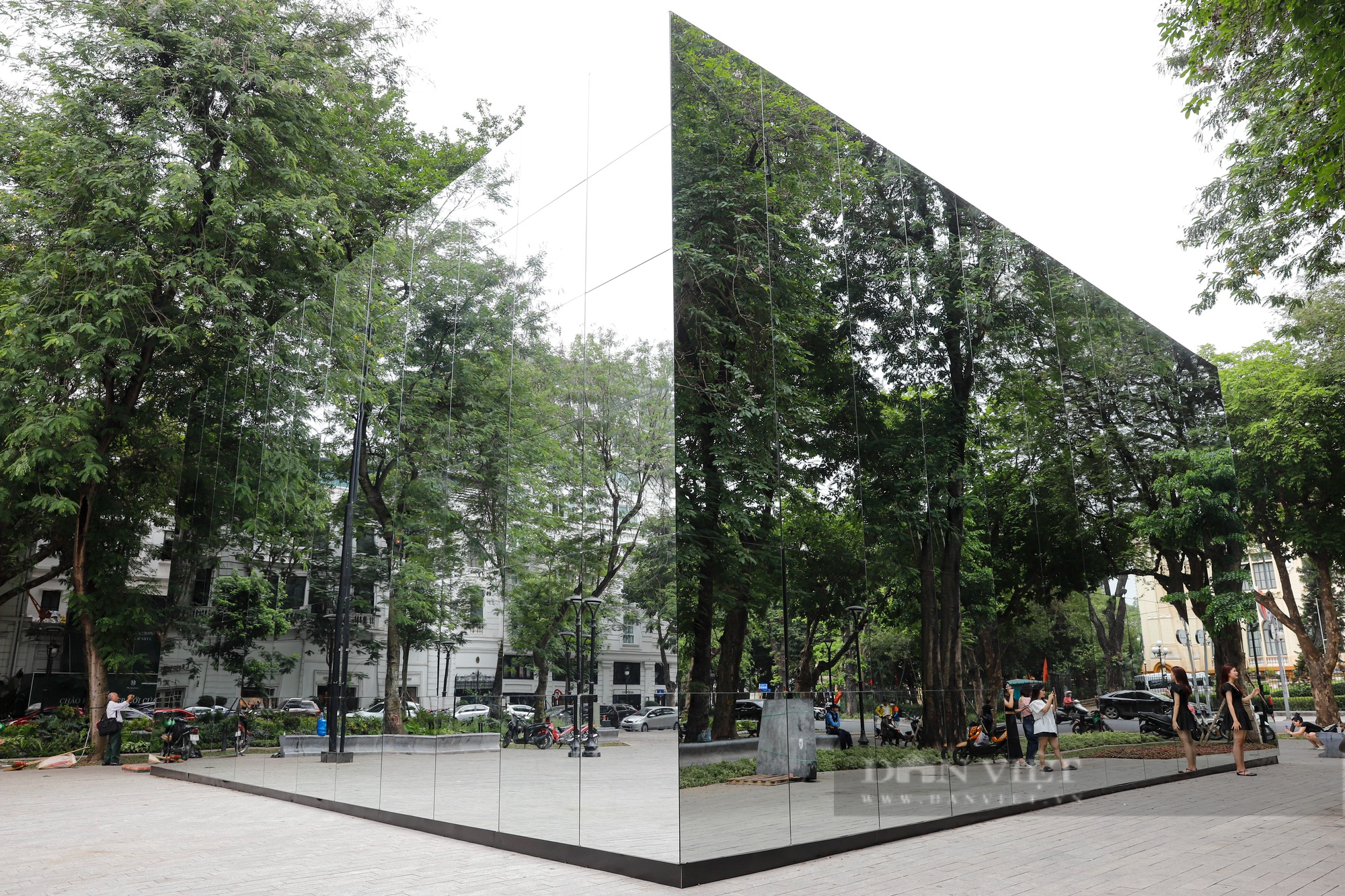Xuất hiện nhà gương kính 3D phản chiếu khổng lồ ở Hà Nội  - Ảnh 2.