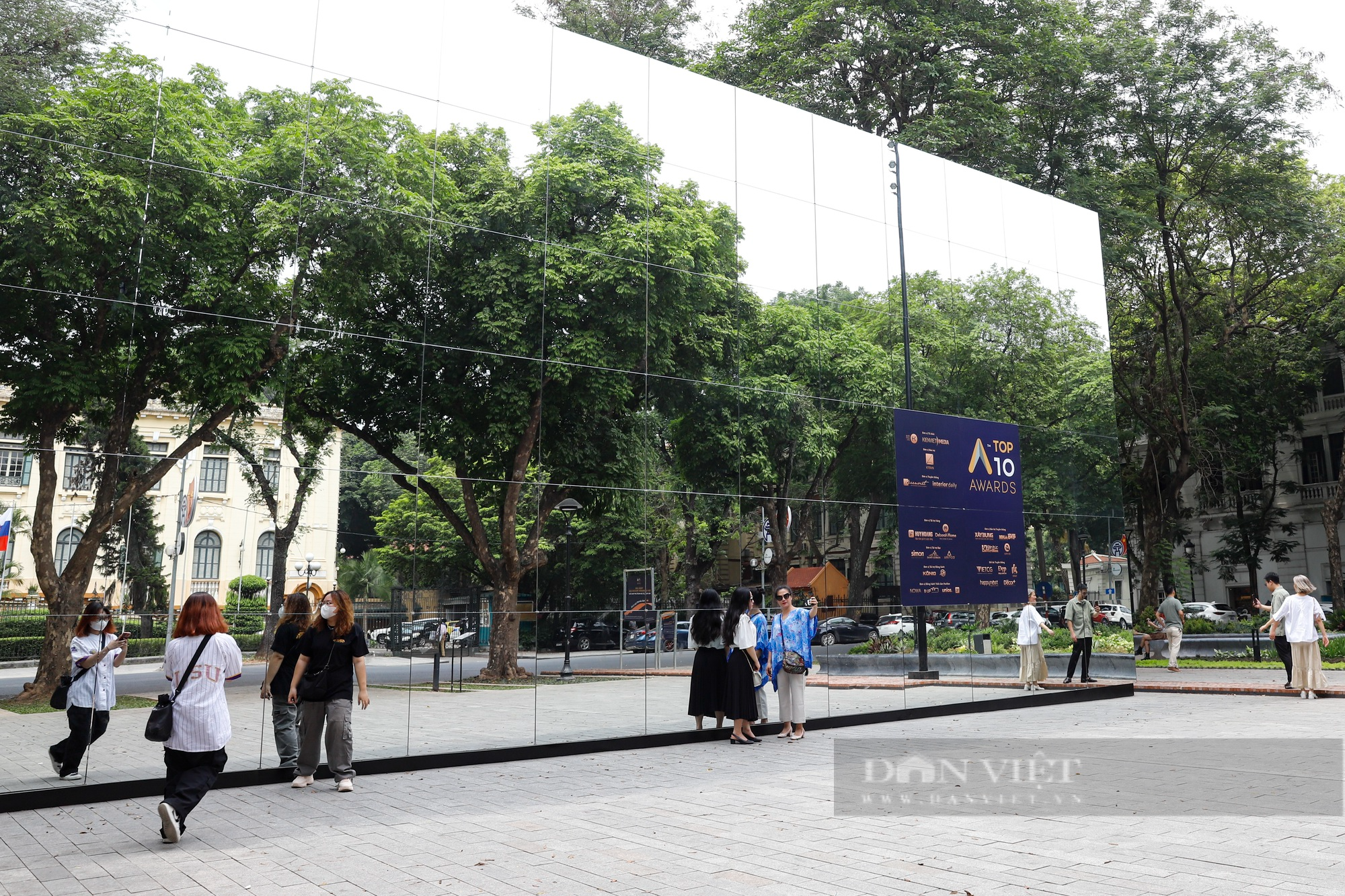 Xuất hiện nhà gương kính 3D phản chiếu khổng lồ ở Hà Nội  - Ảnh 10.