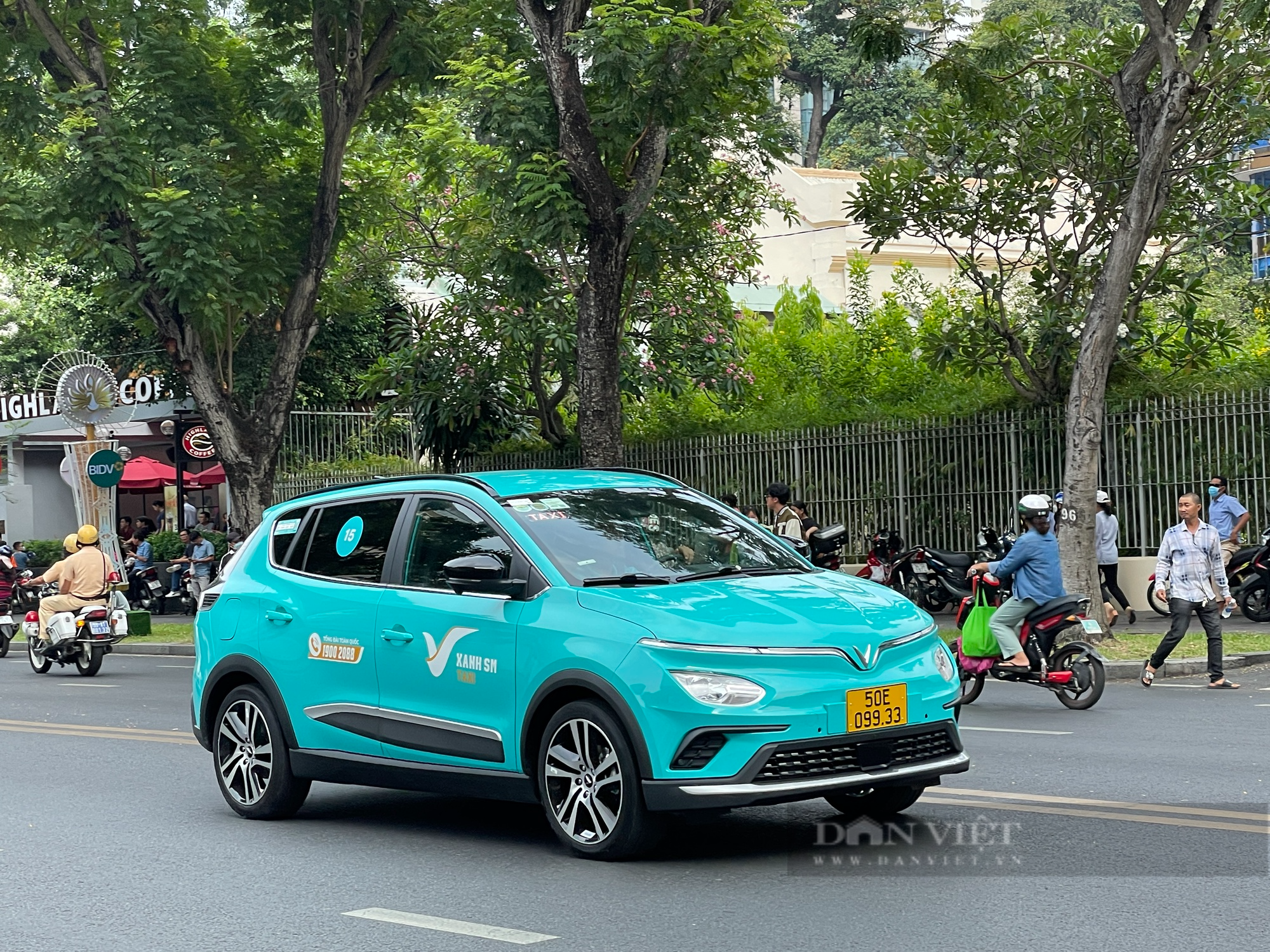 Sau xe ôm điện cực &quot;cool ngầu&quot;, người dân TP.HCM tiếp tục có thể đón taxi điện trên app xe công nghệ - Ảnh 2.