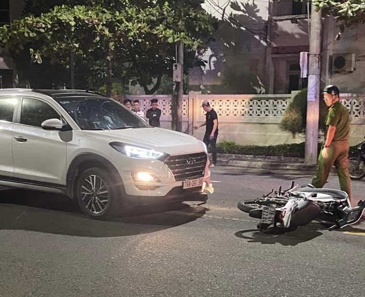 Tài xế ô tô bị đánh sau khi va chạm với xe máy ở Phú Yên đã tử vong - Ảnh 1.