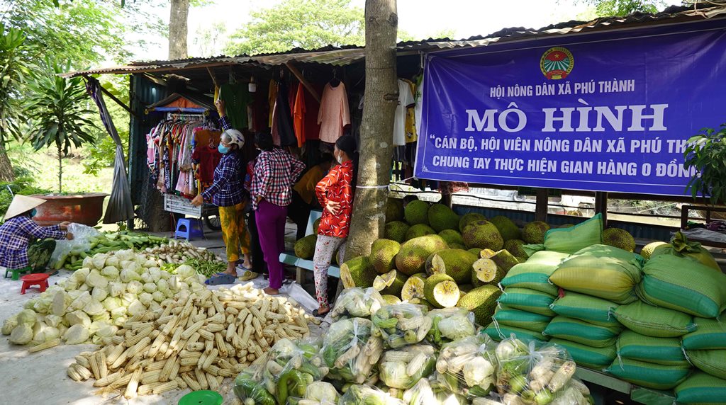 Một cái chợ bên dòng kênh Thần Nông nổi tiếng ở An Giang, bán 0 đồng, mua cũng 0 đồng, bê trái mít to về - Ảnh 1.