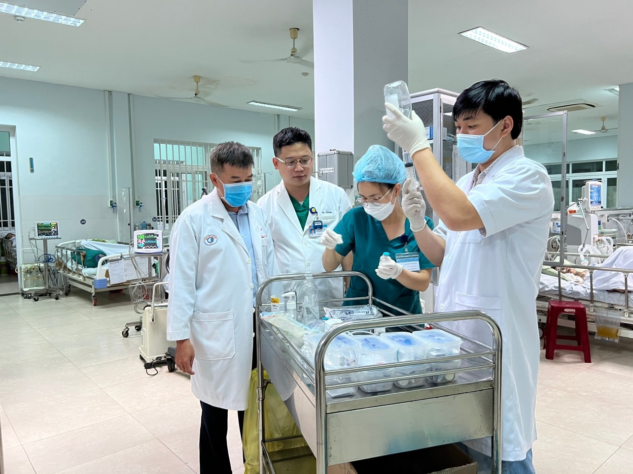 Việt Nam tiếp tục nhờ WHO hỗ trợ tìm kiếm thuốc giải độc Botunilum điều trị cho 3 bệnh nhân gần liệt hoàn toàn - Ảnh 3.