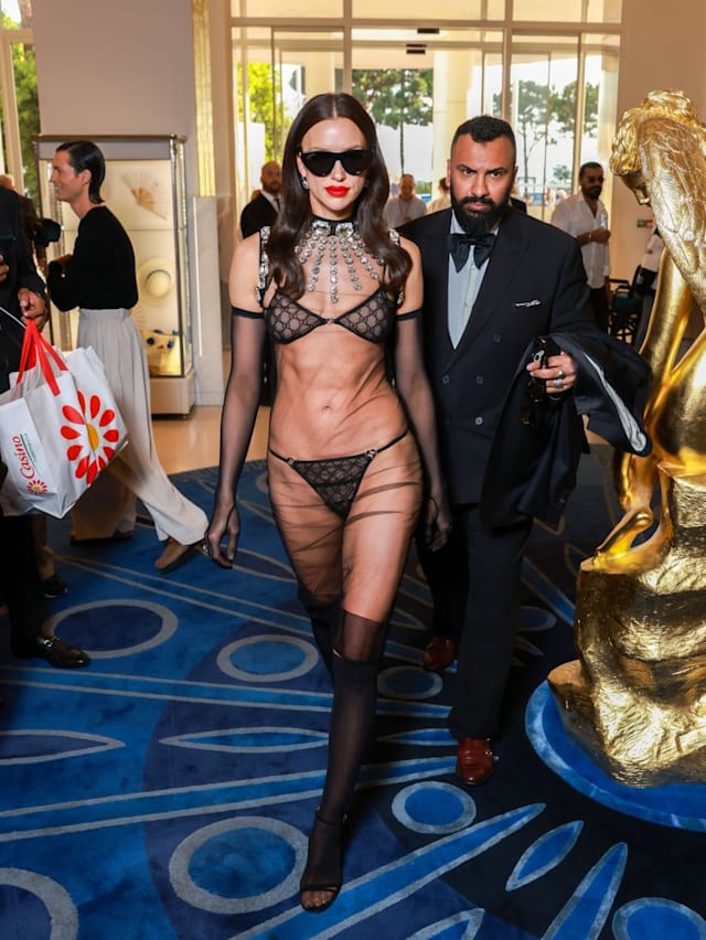 Vì sao Irina Shayk &quot;hở bạo&quot; tại LHP Cannes? - Ảnh 3.