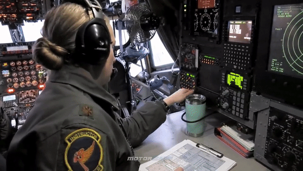 Cận cảnh siêu máy bay WC-135R chuyên &quot;đánh hơi&quot; hạt nhân của Mỹ - Ảnh 7.
