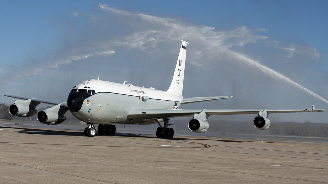 Cận cảnh siêu máy bay WC-135R chuyên &quot;đánh hơi&quot; hạt nhân của Mỹ - Ảnh 9.