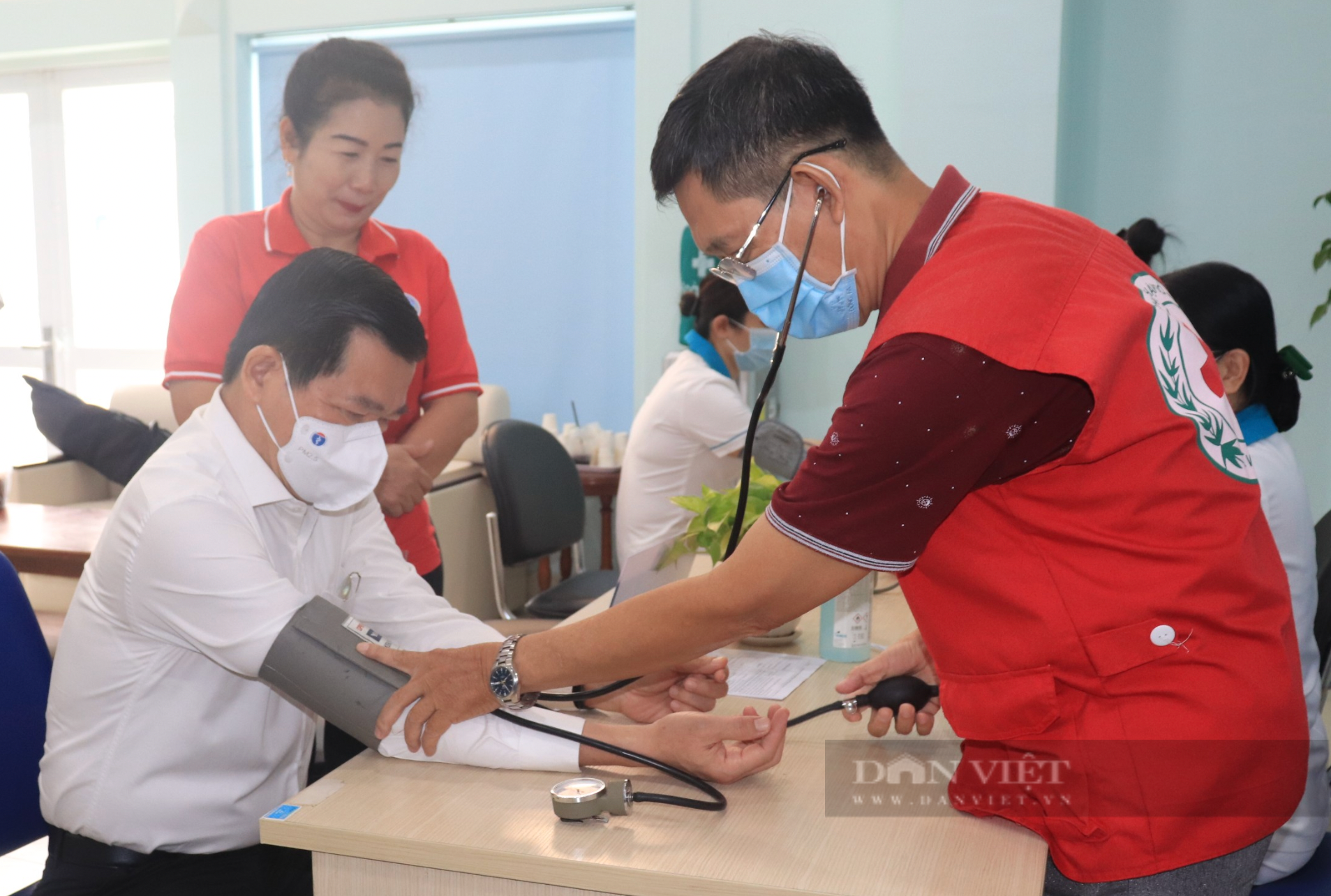 Đồng Nai: Bí thư Tỉnh ủy Nguyễn Hồng Lĩnh cùng nhiều lãnh đạo tham gia hiến máu tình nguyện  - Ảnh 1.