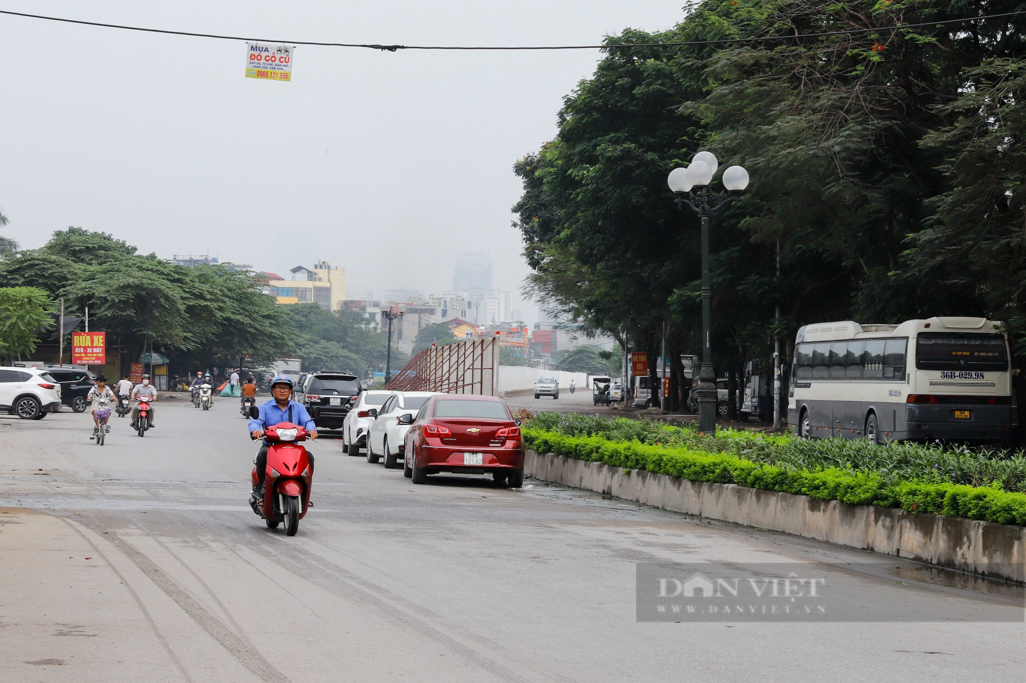 Người dân khốn khổ vì xuất hiện tường rào bê tông bịt kín lối đi đường vành đai 2,5 tại Hà Nội  - Ảnh 10.