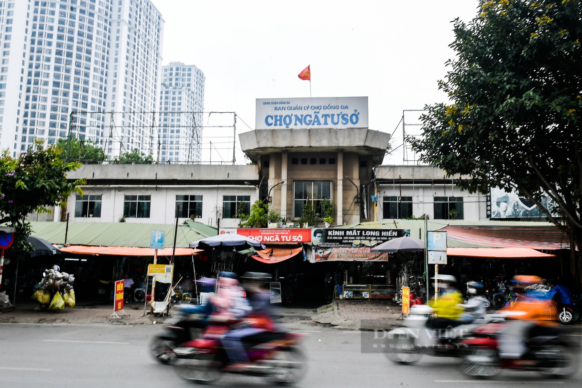 Tiểu thương như ngồi trên &quot;đống lửa&quot; vì chợ Ngã Tư Sở xuống cấp trầm trọng - Ảnh 2.