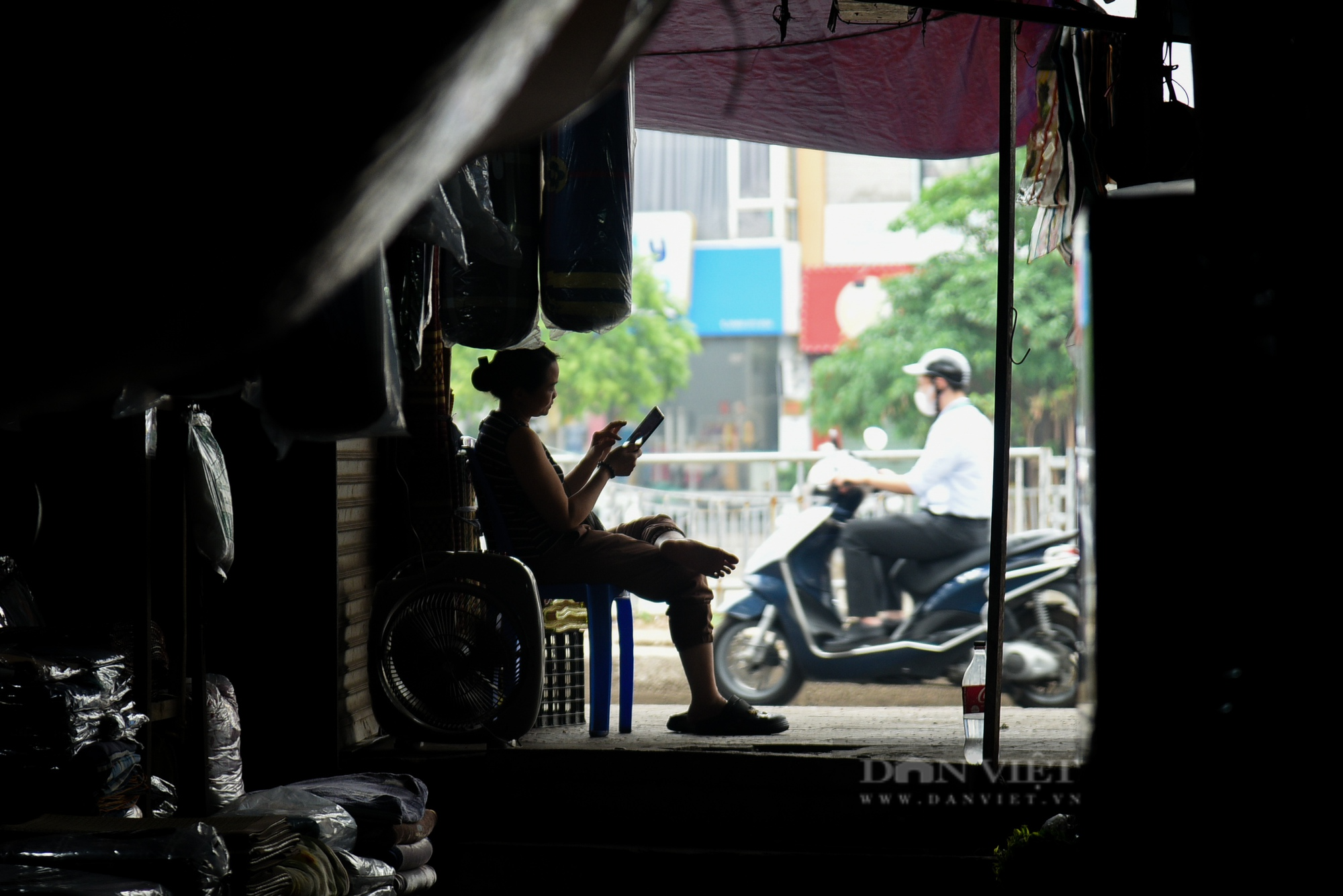 Tiểu thương như ngồi trên &quot;đống lửa&quot; vì chợ Ngã Tư Sở xuống cấp trầm trọng - Ảnh 10.