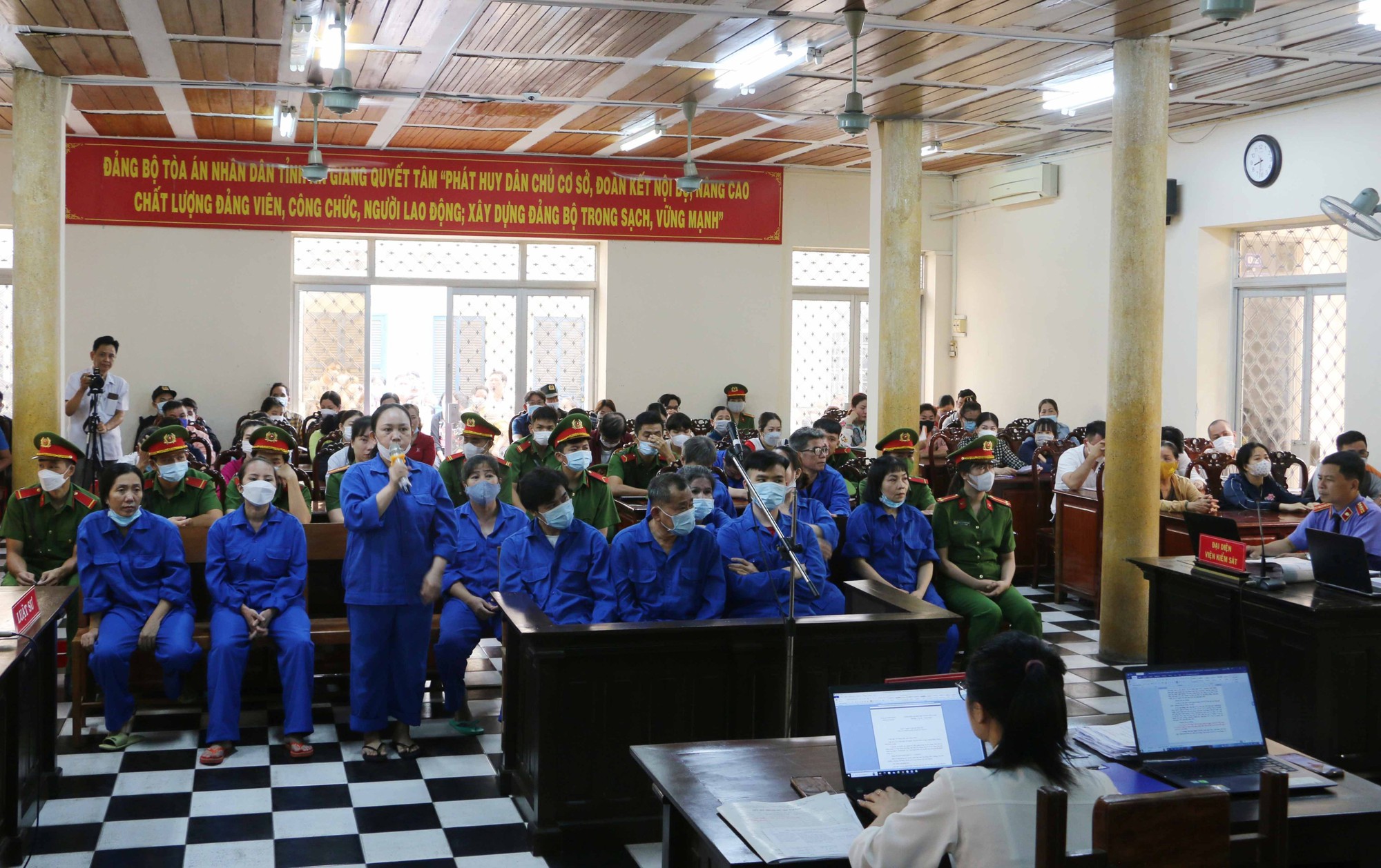 62 bị cáo trong đường dây đánh bạc gần 1.000 tỷ ở An Giang bị tuyên phạt 208 năm 6 tháng tù - Ảnh 2.