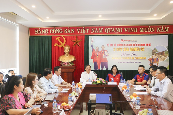 Tạp chí Gia đình Việt Nam và nhà tài trợ trao tặng 200 triệu đồng cho VĐV Cao Thị Duyên với  - Ảnh 1.