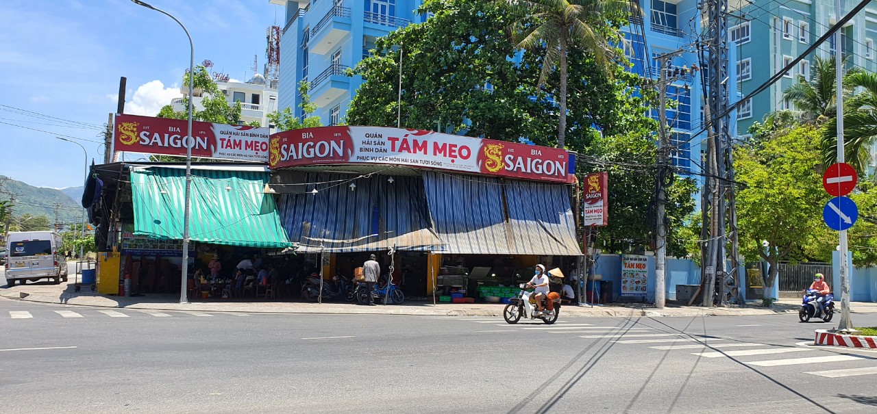 Vụ hành hung khách du lịch ở Nha Trang: Giảm lương nhân viên quán hải sản - Ảnh 2.