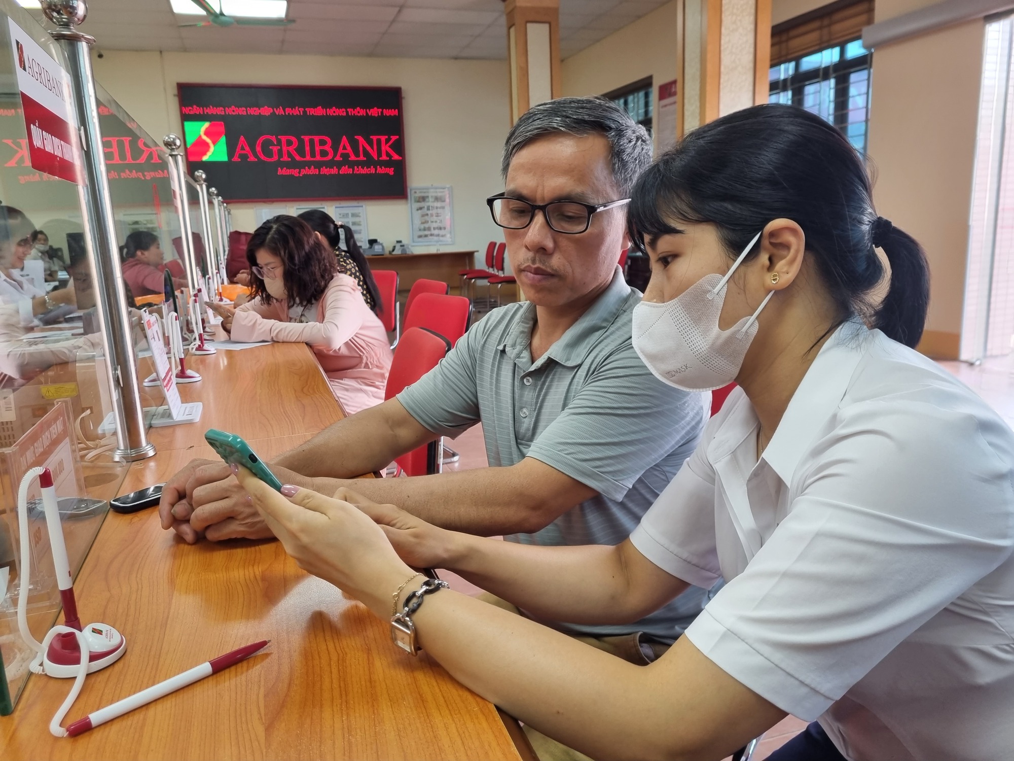Agribank E-Mobile Banking – giải pháp hữu hiệu giảm tải cung ứng tiền mặt tại Phù Yên - Ảnh 2.