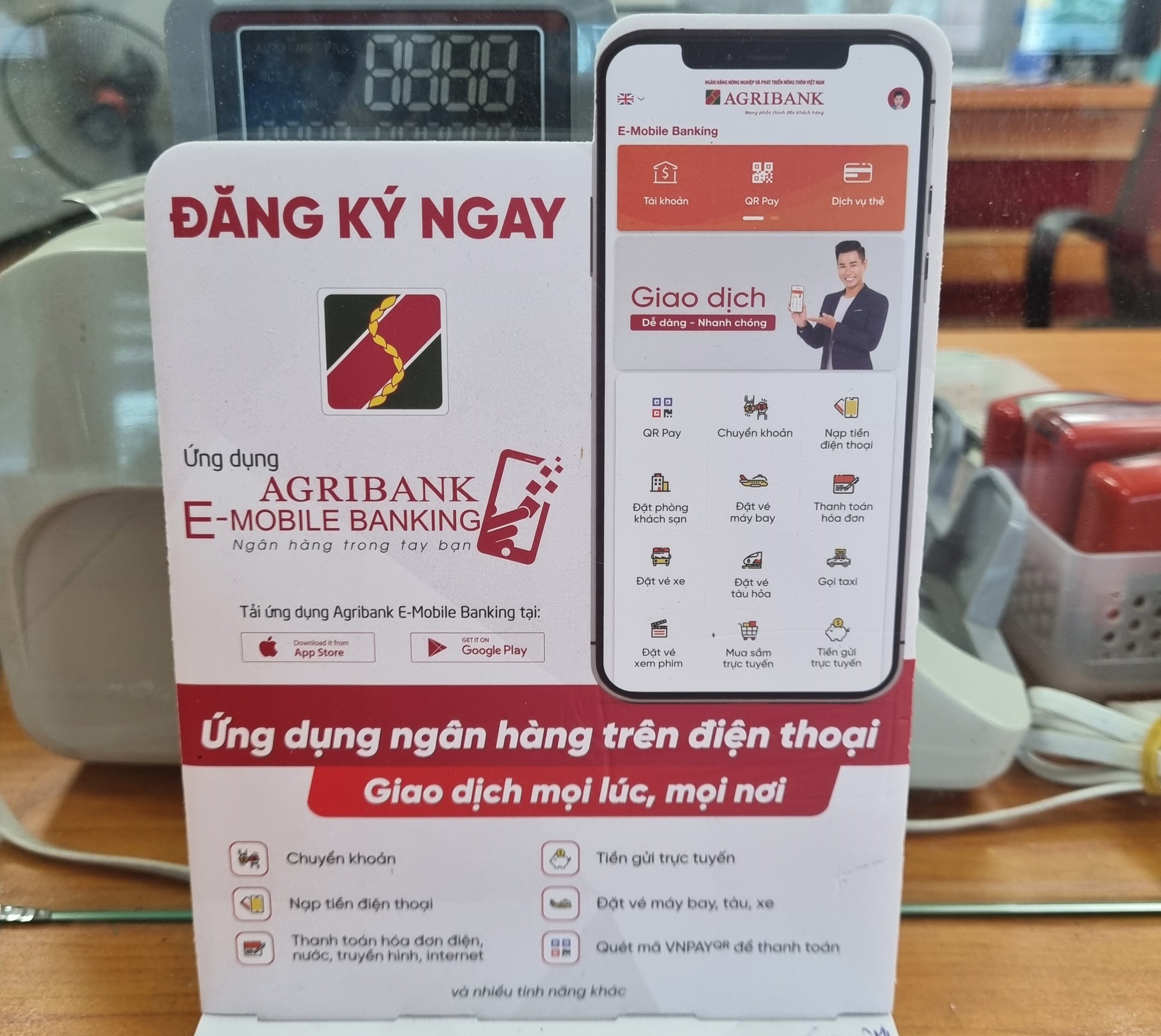 Agribank E-Mobile Banking – giải pháp hữu hiệu giảm tải cung ứng tiền mặt tại Phù Yên - Ảnh 3.