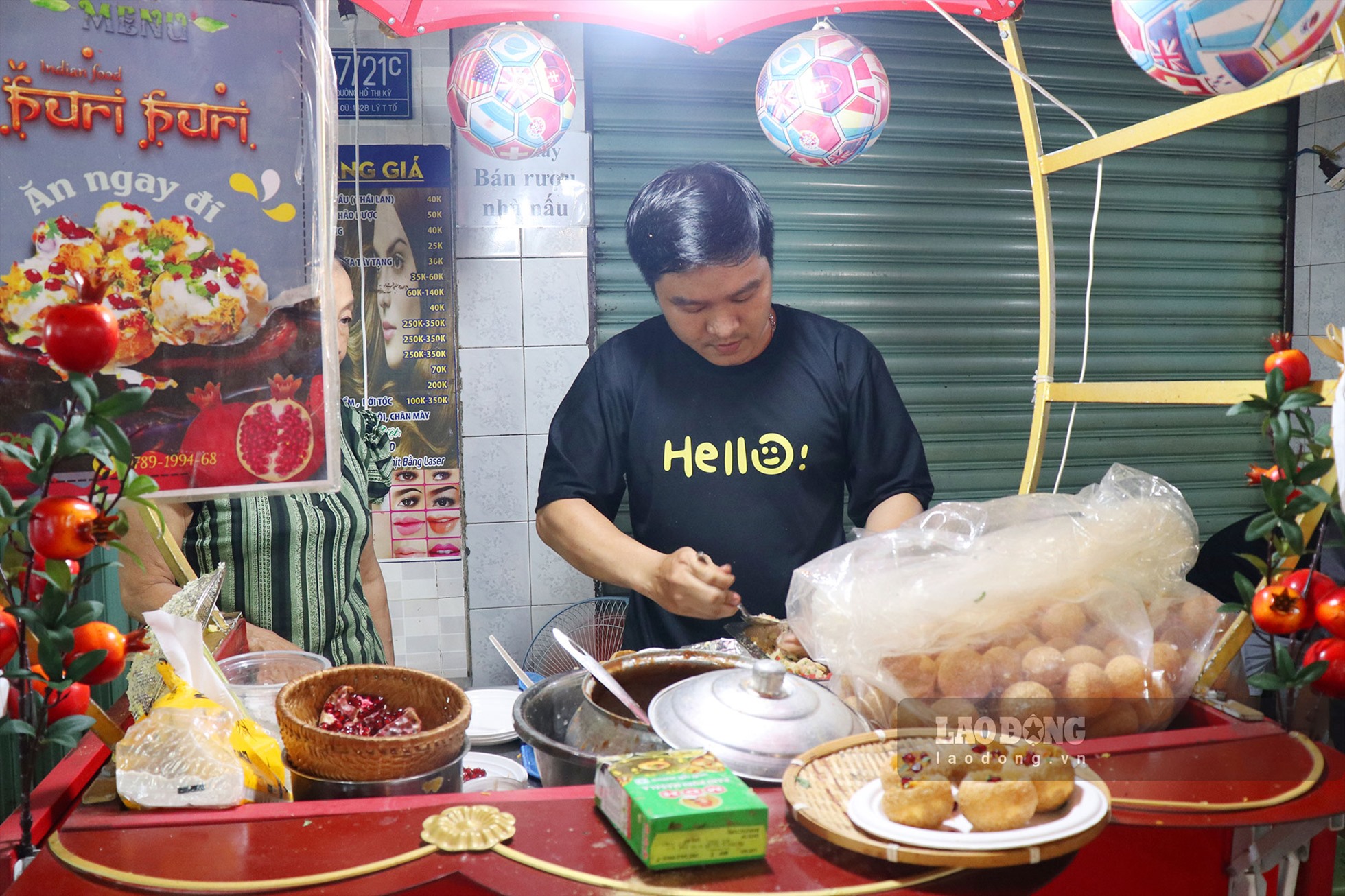 Bánh Ấn Độ pani puri gây tò mò tại chợ ăn vặt TP.HCM - Ảnh 1.
