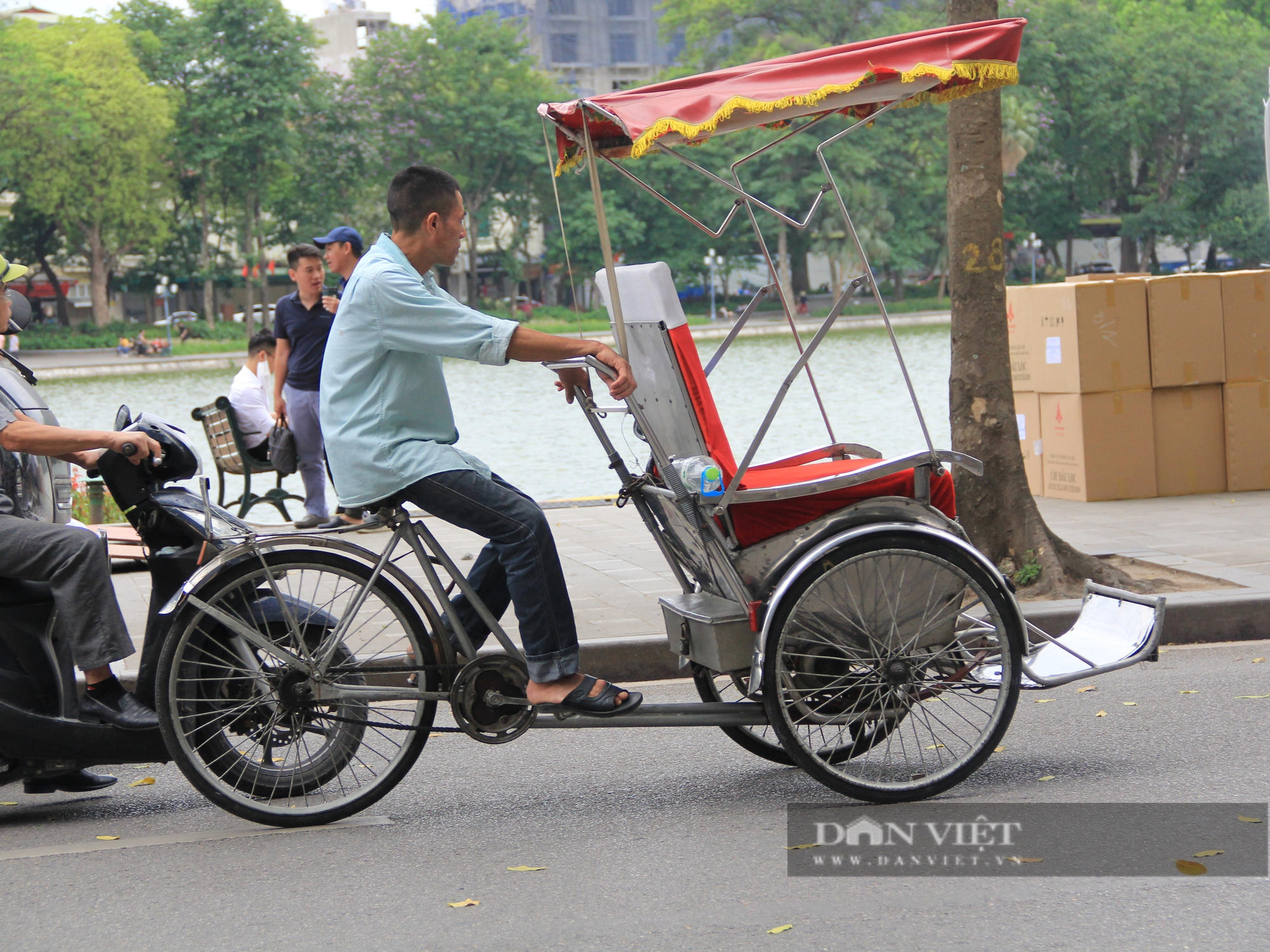 Xích lô bị ghẻ lạnh, trở thành “nỗi sợ” của giao thông phố cổ - Ảnh 3.