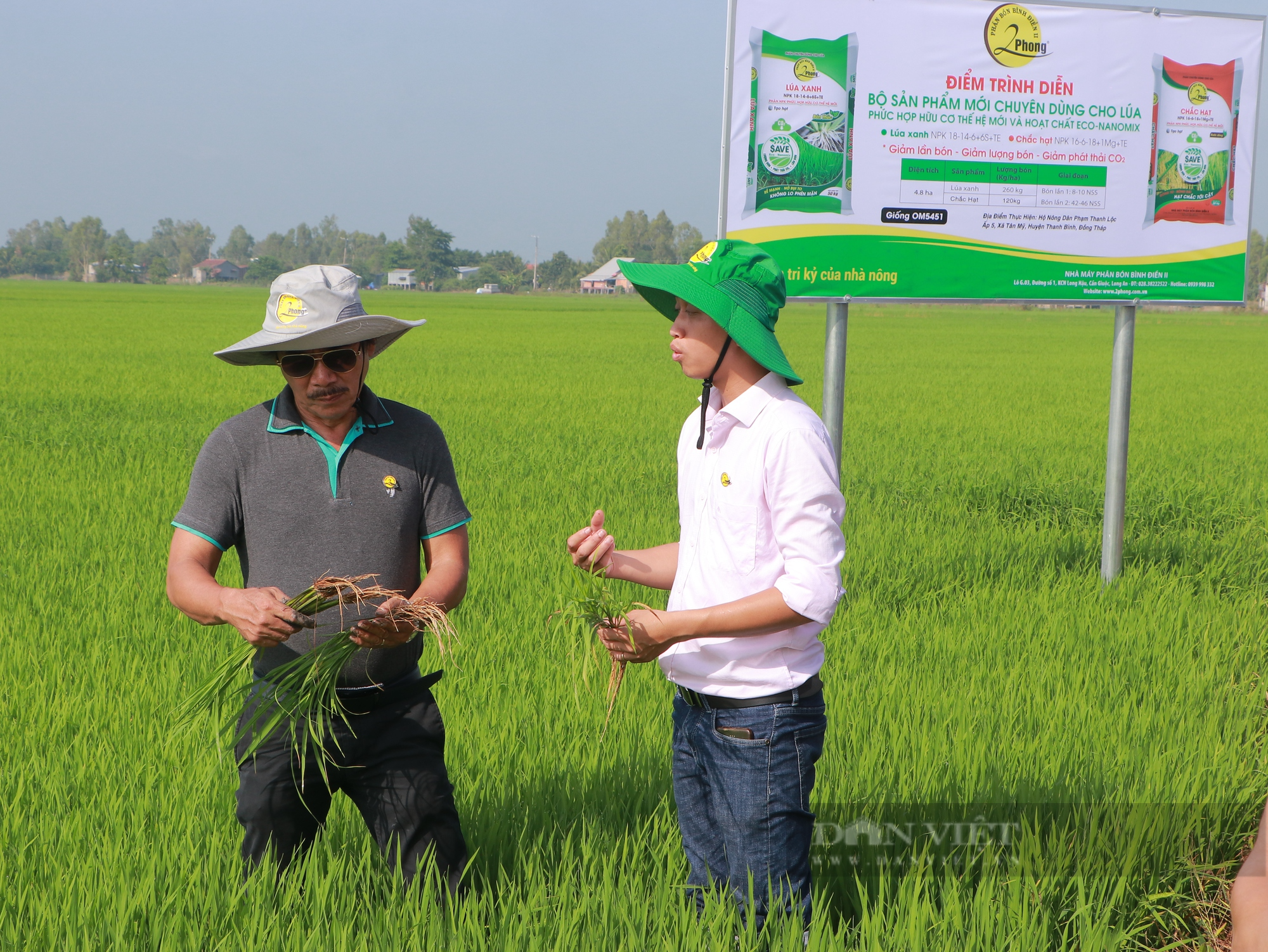 Máy bay nông nghiệp, phân bón hữu cơ công nghệ cao đang giúp ích cho bà con trồng lúa - Ảnh 1.