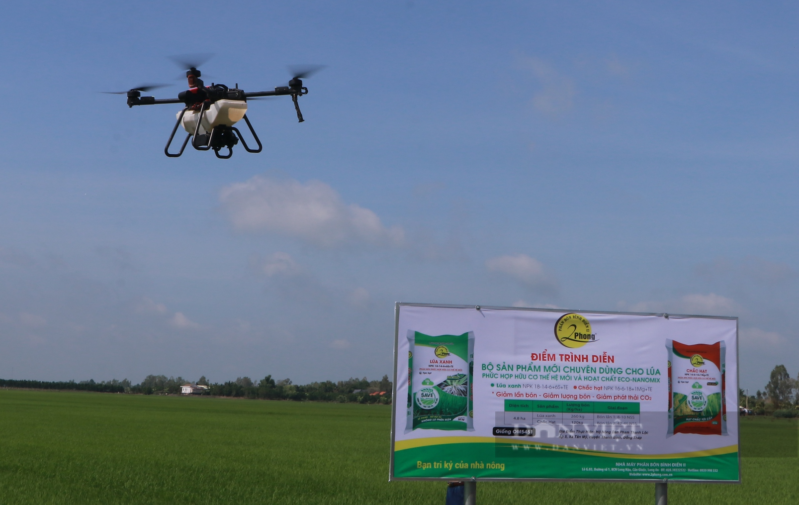 Máy bay nông nghiệp, phân bón hữu cơ công nghệ cao đang giúp ích cho bà con trồng lúa - Ảnh 5.