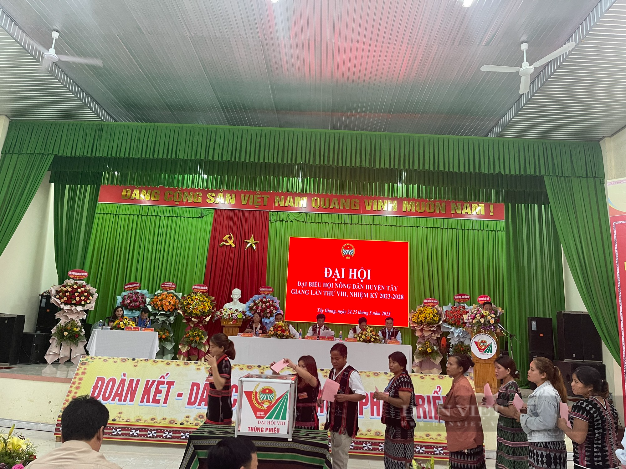 Quảng Nam: Ông Ríah Ka tái đắc cử Chủ tịch Hội Nông dân huyện Tây Giang - Ảnh 3.