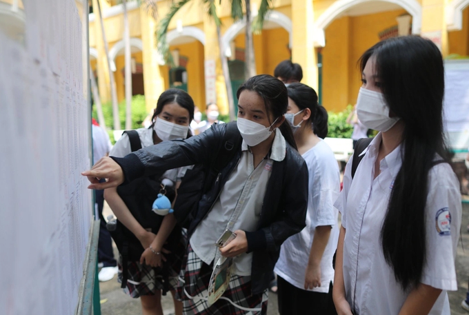 Kỳ lạ chương trình học ngày càng khó, học sinh lại toàn điểm 9, 10 - Ảnh 3.