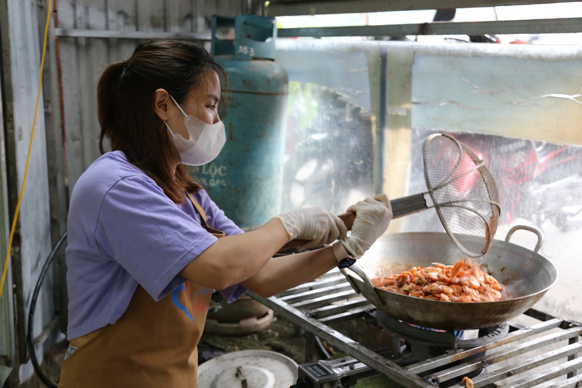 Bắc nhịp cầu yêu thương đến với bệnh nhân nghèo - Ảnh 2.